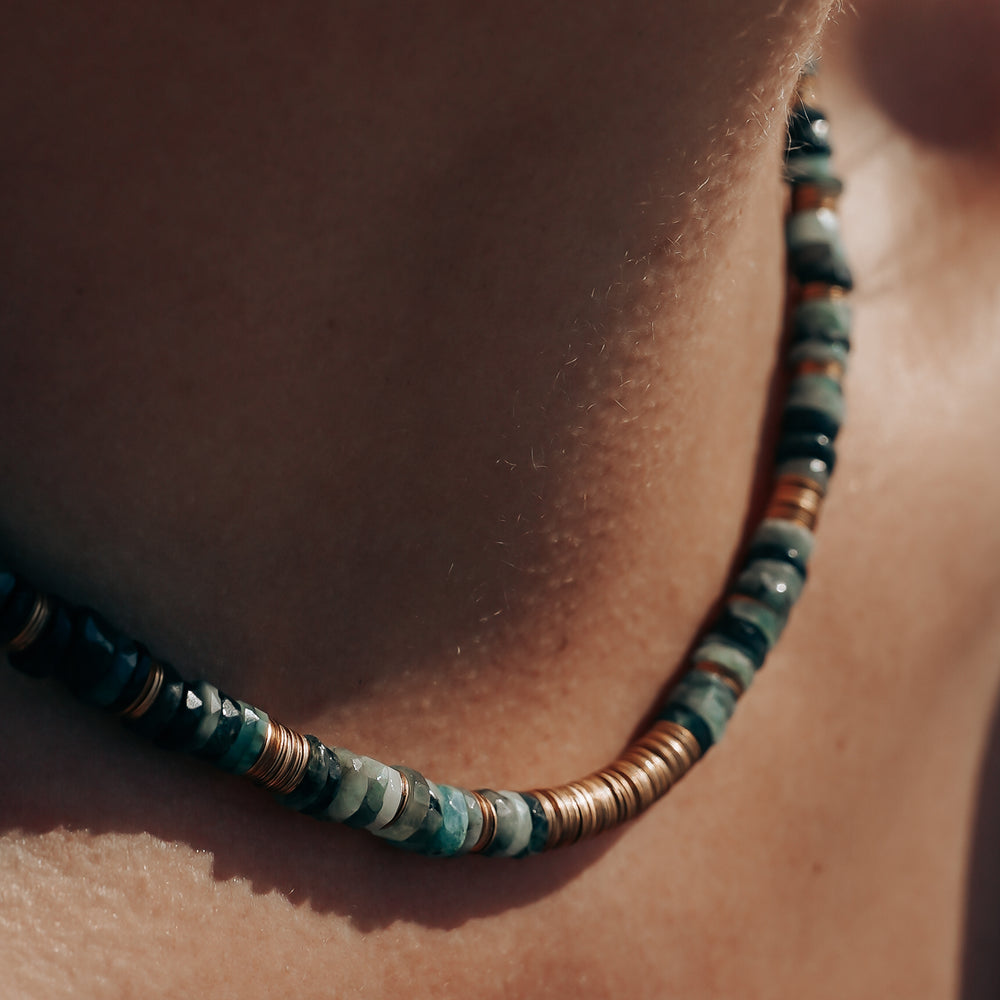 
                      
                        Barbade | Collier en acier inoxydable et pierres naturelles | Emeraude | Doré
                      
                    