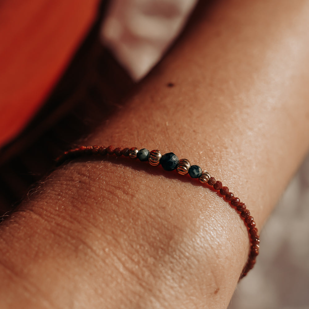 
                      
                        Dakota | Bracelet en acier inoxydable et pierres naturelles | Pierre de sable, turquoise africaine | Doré
                      
                    