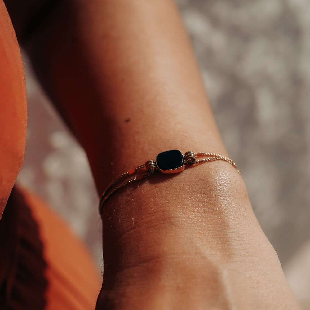 
                      
                        Izmir | Bracelet en acier inoxydable et pierre naturelle | Onyx | Doré
                      
                    