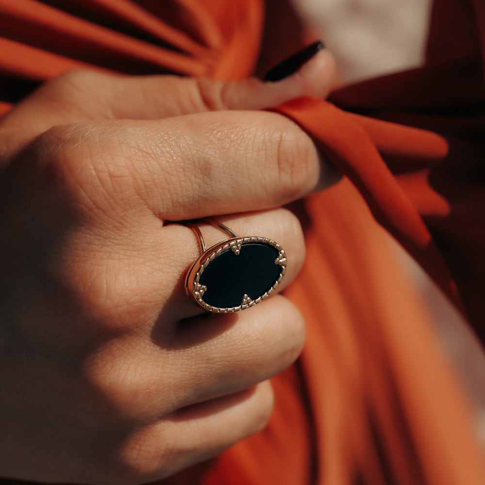 
                      
                        Varenna | Bague en acier inoxydable et pierre naturelle | Onyx | Doré
                      
                    
