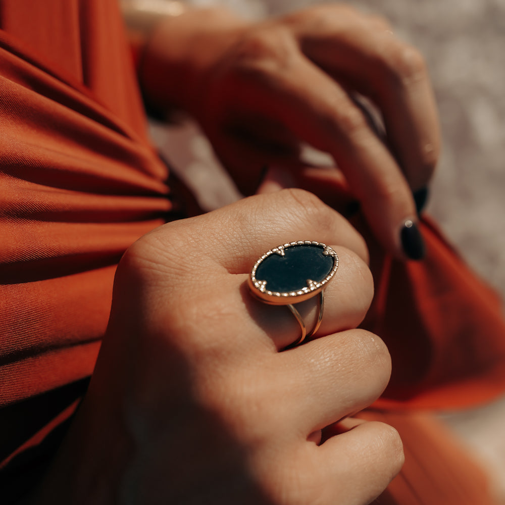 
                      
                        Varenna | Bague en acier inoxydable et pierre naturelle | Onyx | Doré
                      
                    