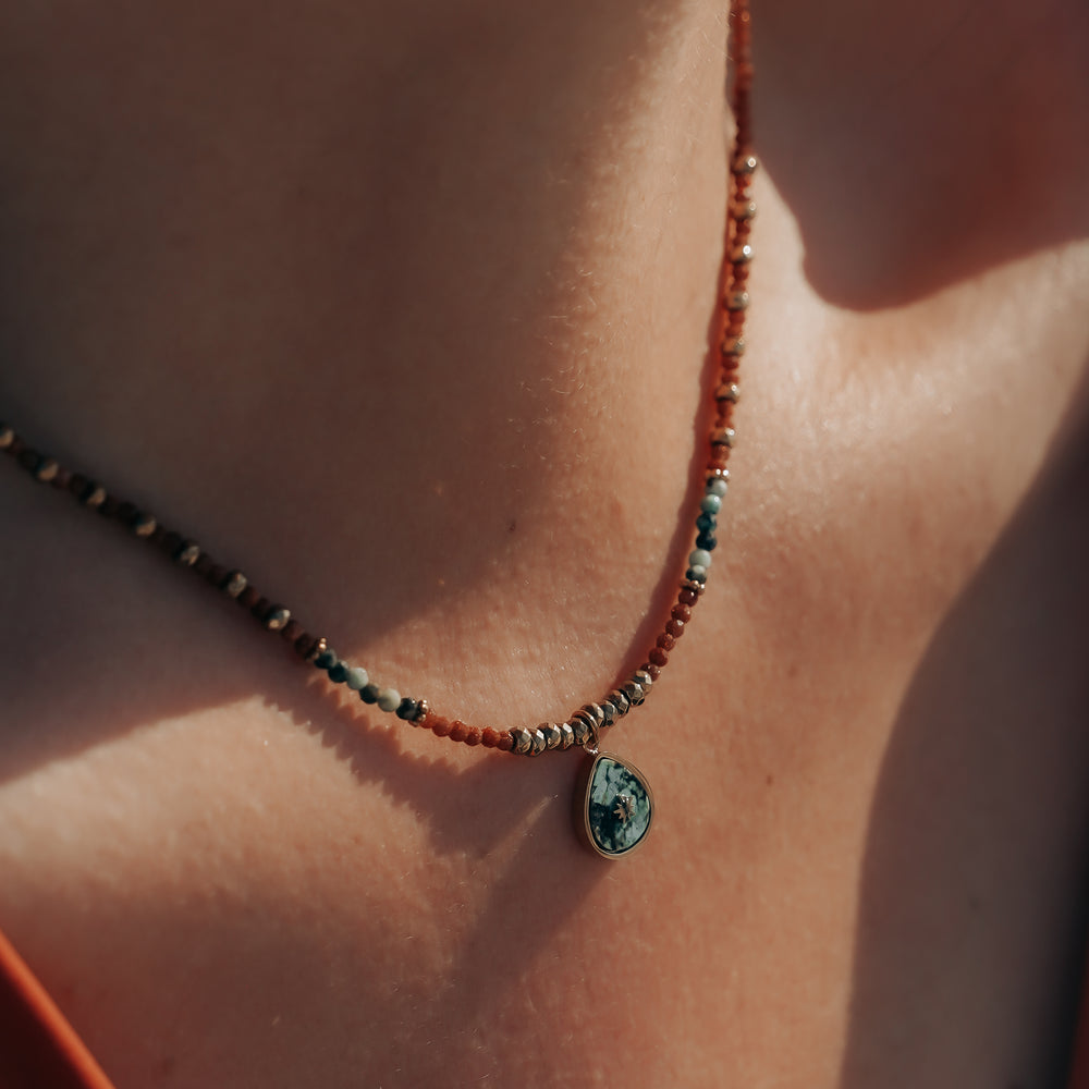 
                      
                        Dakota | Collier en acier inoxydable et pierres naturelles | Pierre de sable et turquoise africaine | Doré
                      
                    