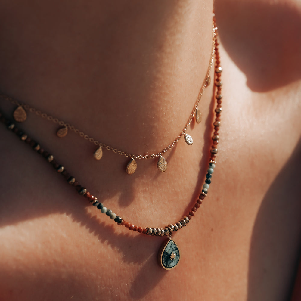 
                      
                        Dakota | Collier en acier inoxydable et pierres naturelles | Pierre de sable et turquoise africaine | Doré
                      
                    