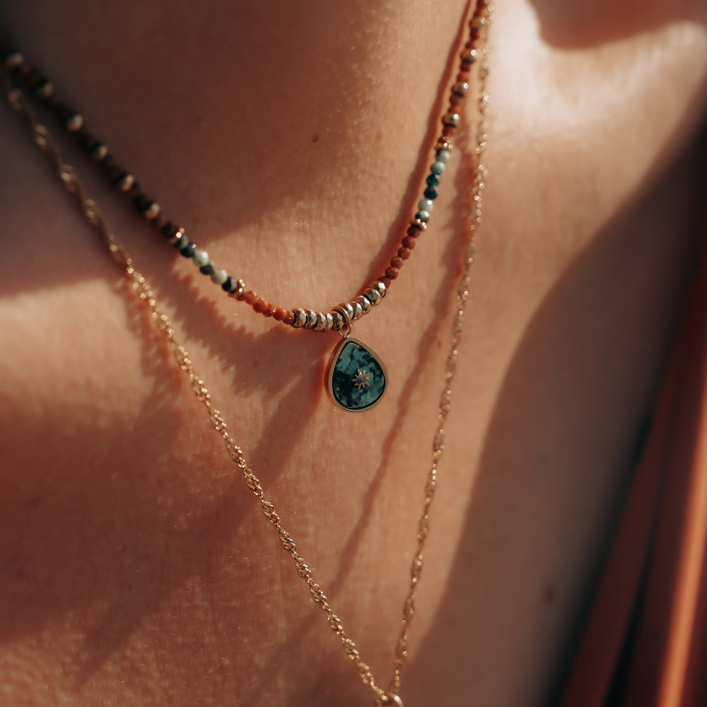 
                      
                        Dakota | Collier en acier inoxydable et pierres naturelles | Pierre de sable et turquoise africaine | Doré
                      
                    