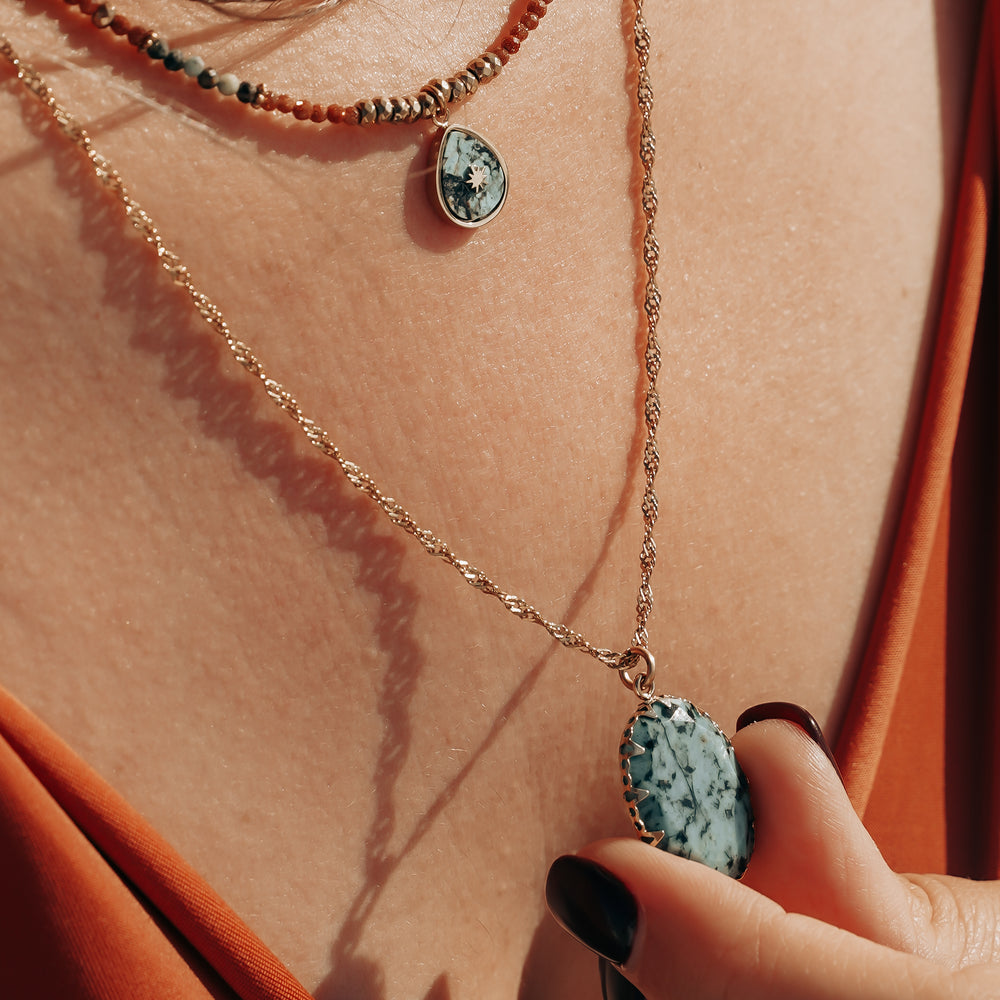 
                      
                        Dakota | Collier en acier inoxydable et pierres naturelles | Pierre de sable et turquoise africaine | Doré
                      
                    