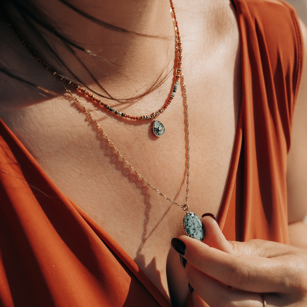 
                      
                        Dakota | Collier en acier inoxydable et pierres naturelles | Pierre de sable et turquoise africaine | Doré
                      
                    