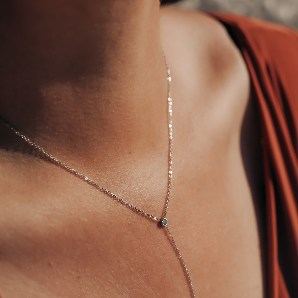 
                      
                        Rhodes | Collier y en acier inoxydable | Oxydes de zirconium argenté | Argenté
                      
                    