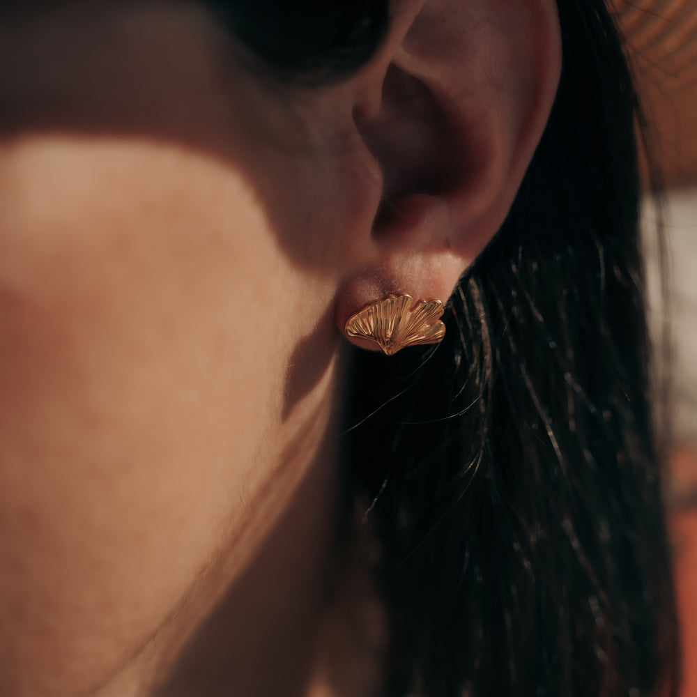 
                      
                        Es Vedra | Boucles d'oreilles / puces en acier inoxydable | Doré
                      
                    