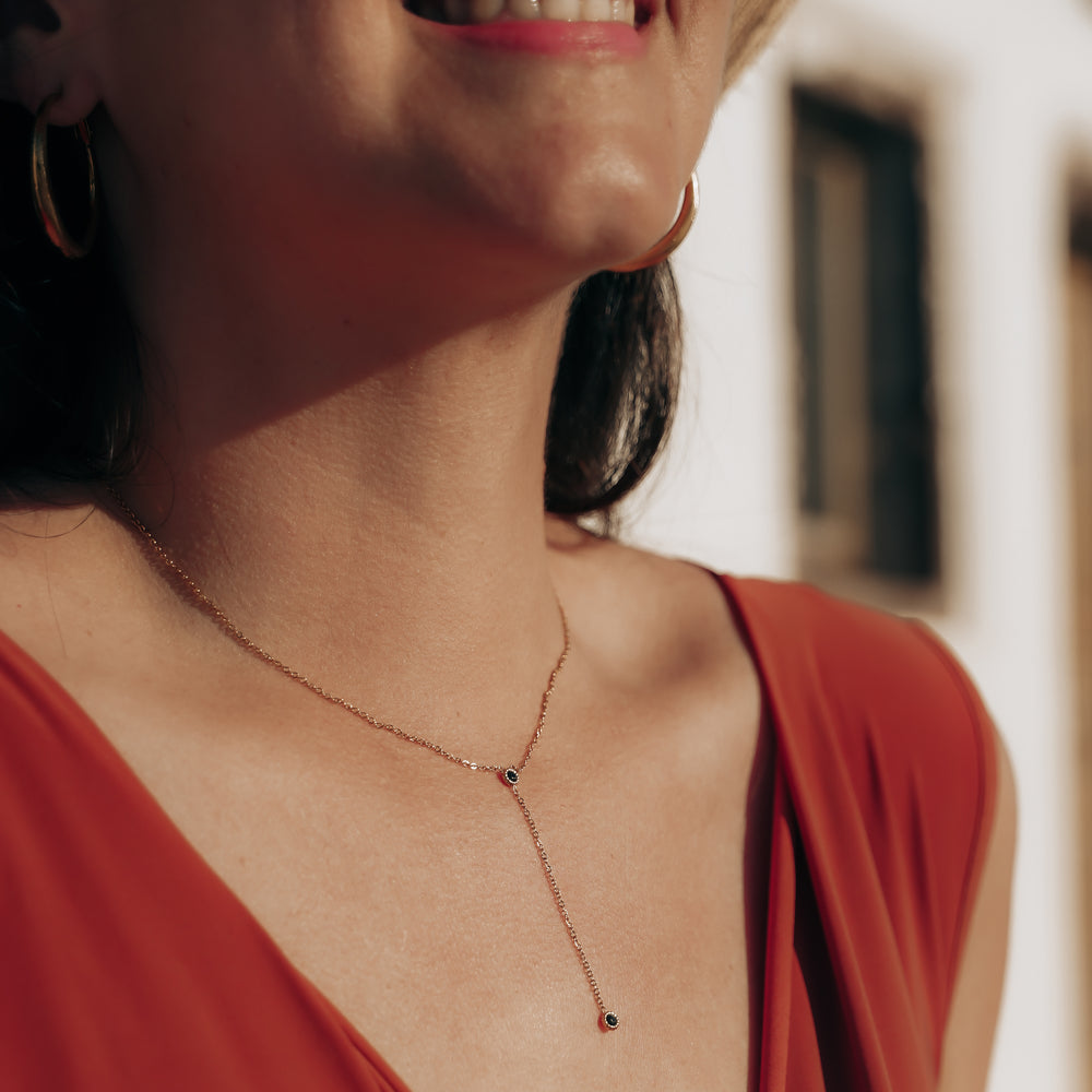 
                      
                        Rhodes | Collier Y en acier inoxydable | Oxyde de zirconium noir | Doré
                      
                    