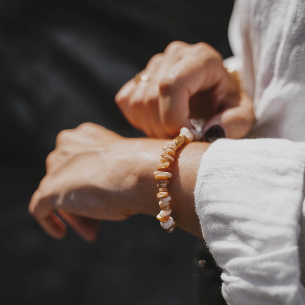 
                      
                        Tacoma | Bracelet en acier inoxydable et pierres naturelles | Coquillage | Doré
                      
                    