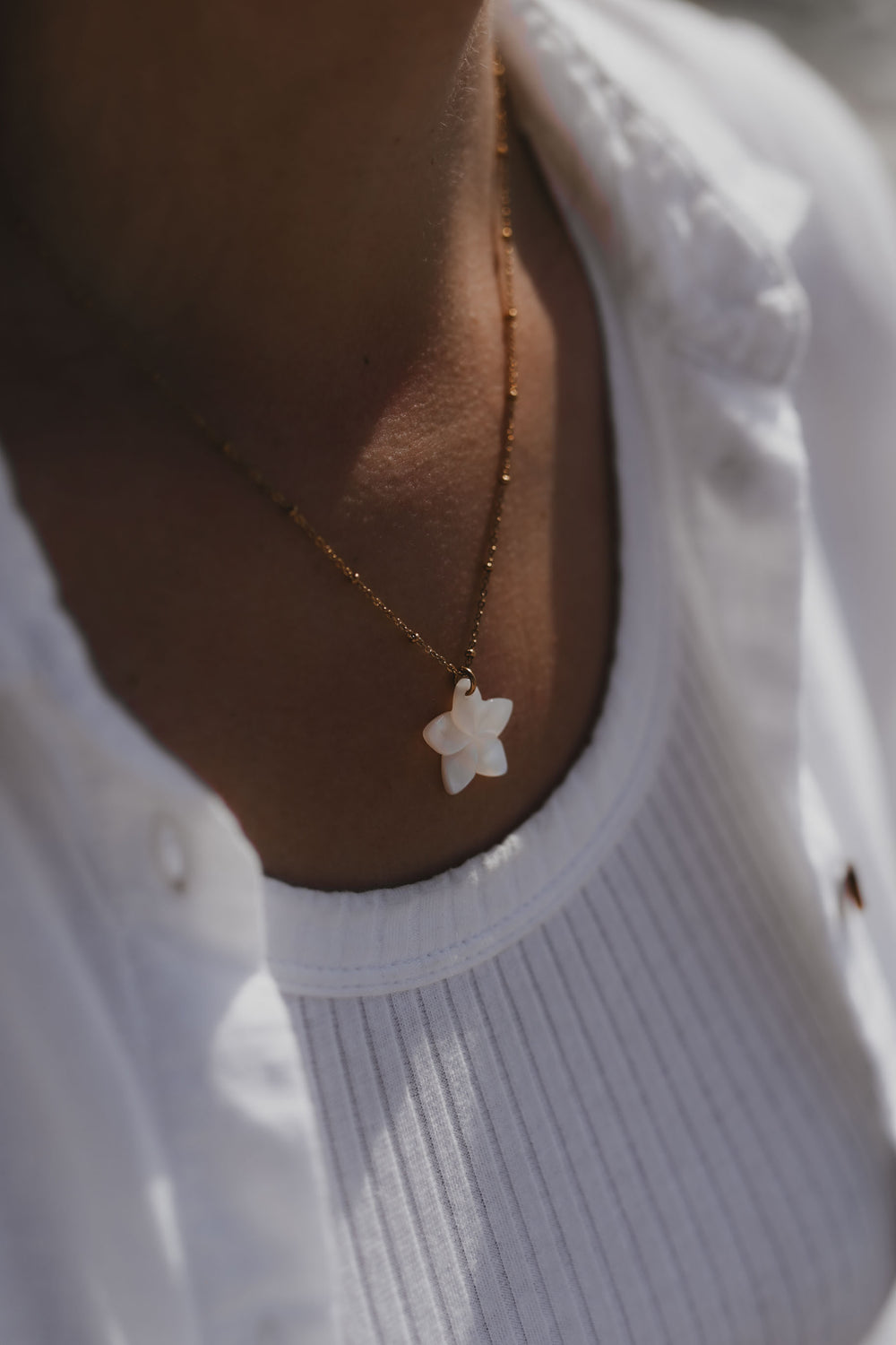 Bora Bora | Collier fleur en acier inoxydable et pierre naturelle | Nacre | Doré