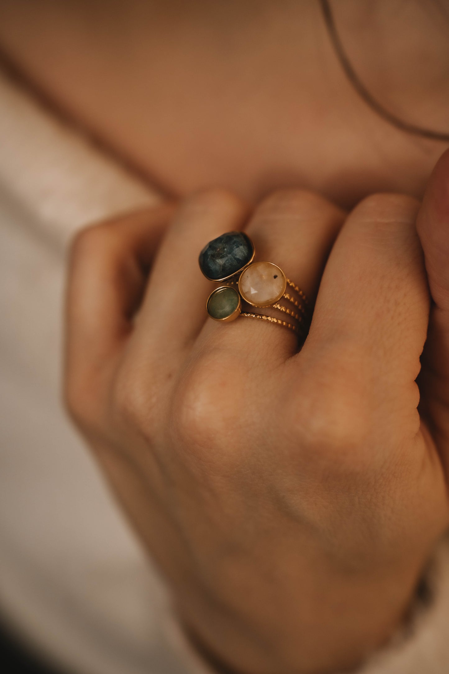 Nassau | Bague en acier inoxydable et pierres naturelles | Apatite, agate blanche et aventurine verte | Doré