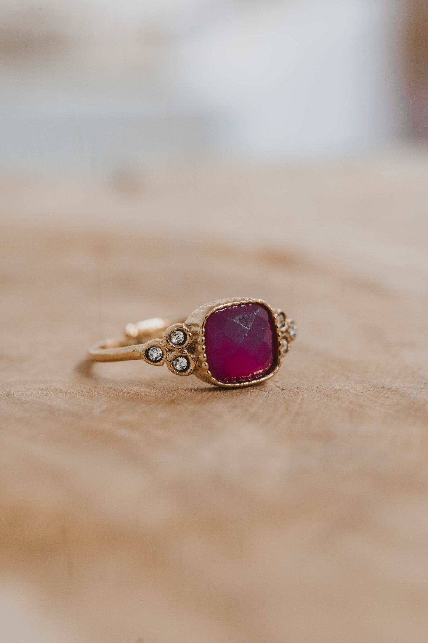 Nairobi | Bague en acier inoxydable et pierre naturelle | Améthyste | Doré