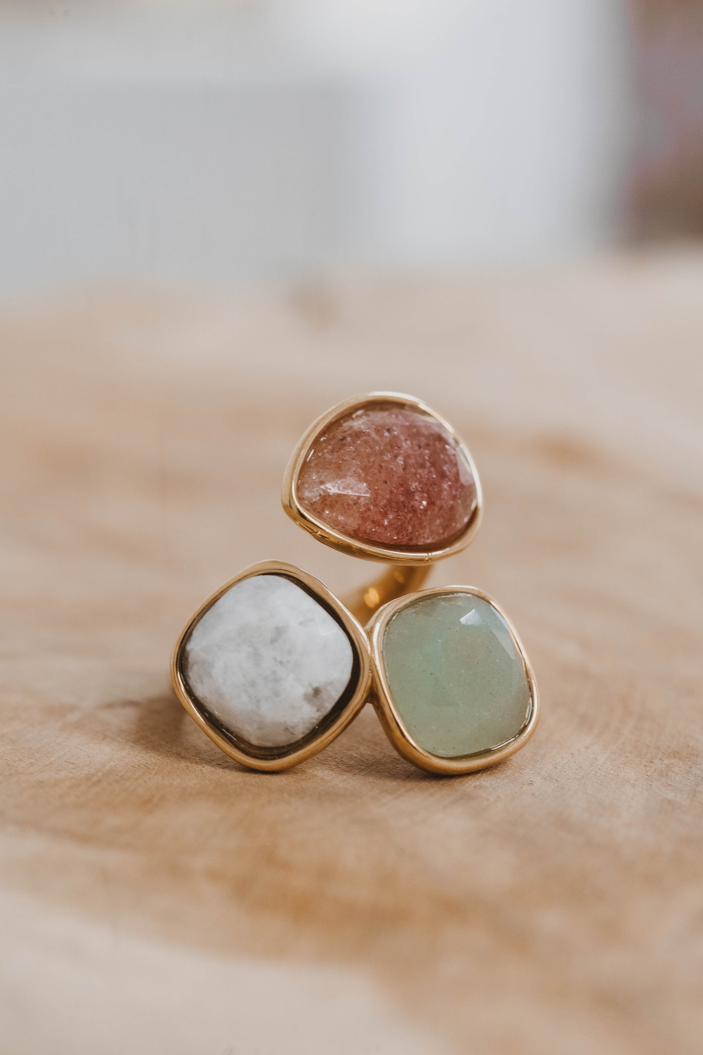 Le Cap | Bague en acier inoxydable et pierres naturelles | quartz fraise, amazonite et agate blanche | Doré