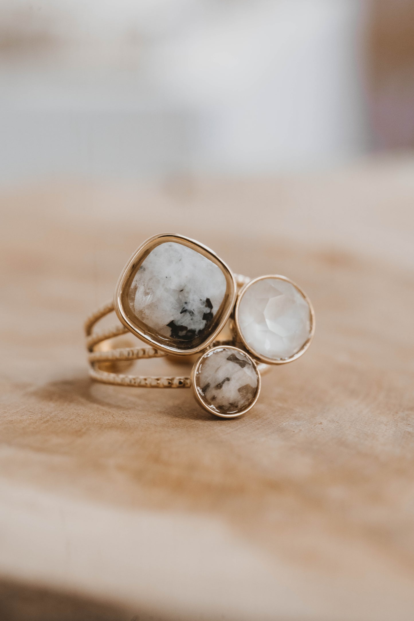 Nassau | Bague en acier inoxydable et pierres naturelles | Agate blanche, linen ignite, jaspe paysage | Doré