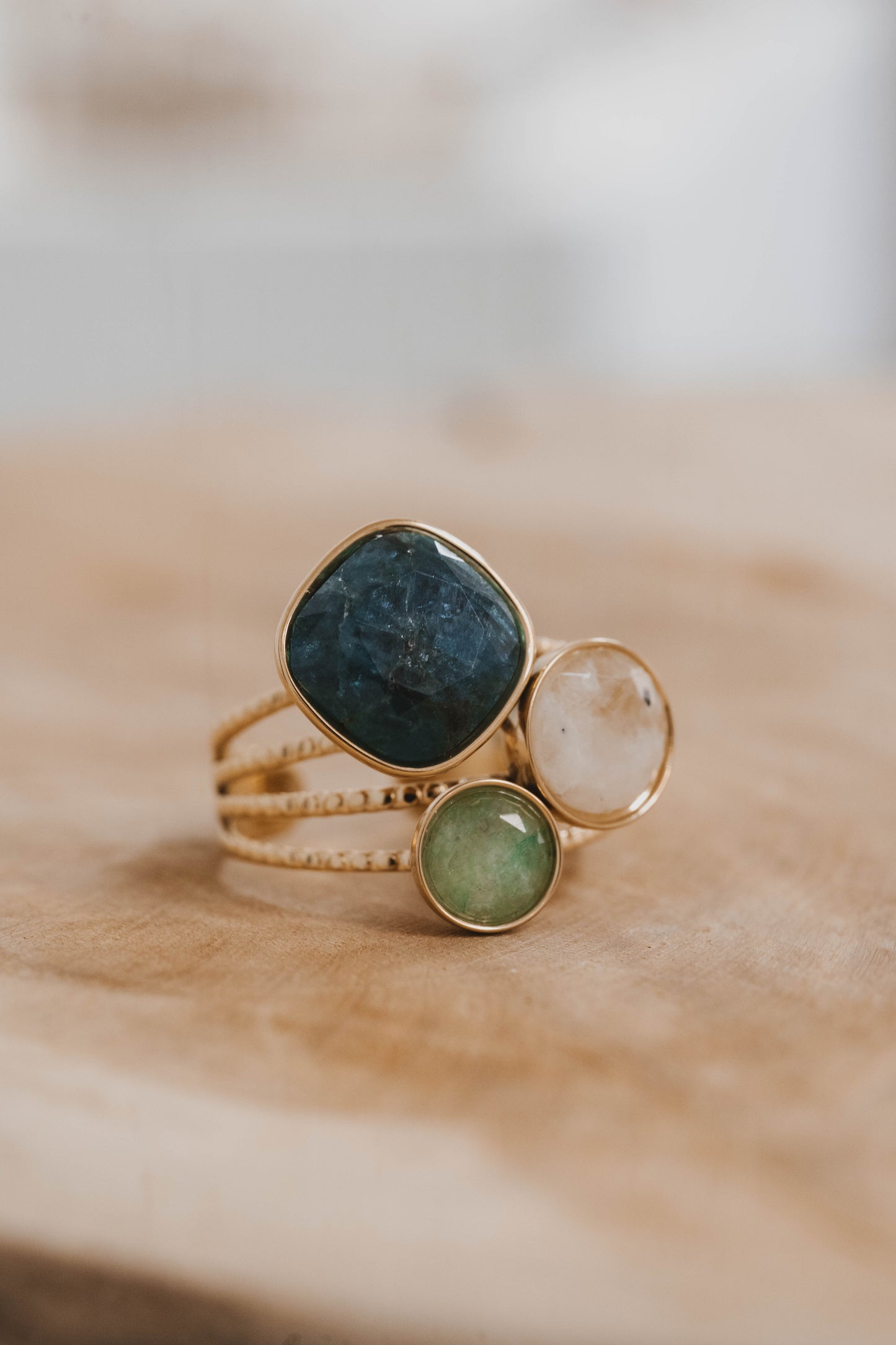 Nassau | Bague en acier inoxydable et pierres naturelles | Apatite, agate blanche et aventurine verte | Doré
