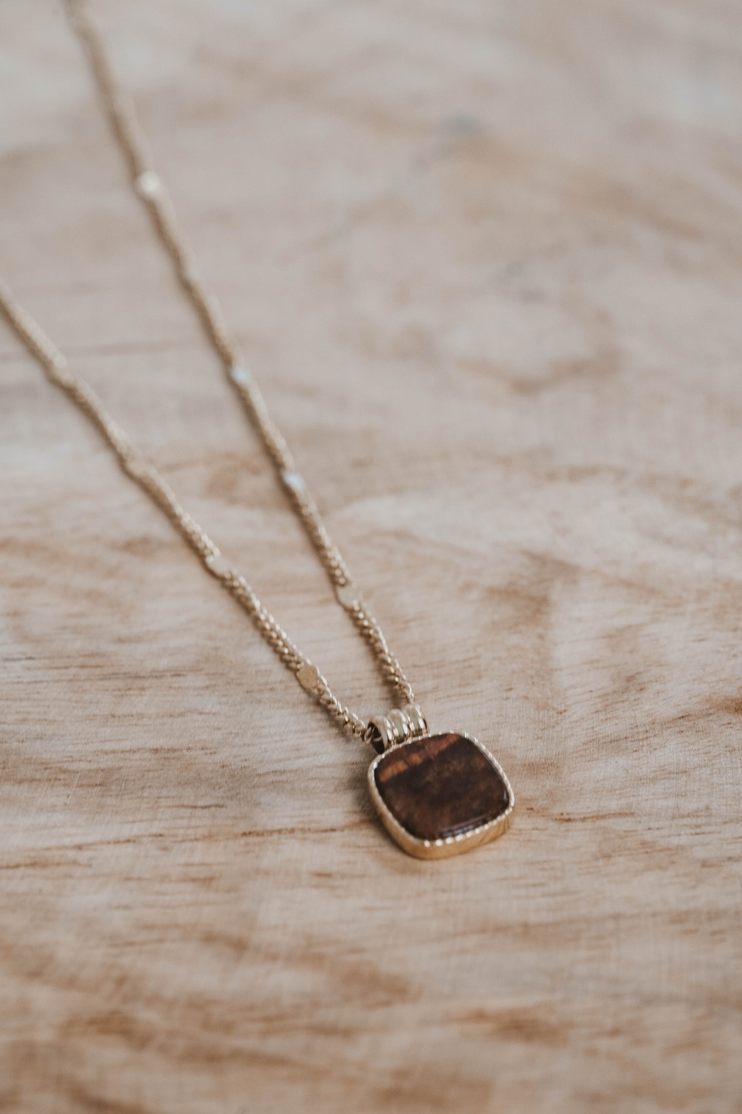 Izmir | Collier en acier inoxydable et pierre naturelle | Œil de Taureau | Doré