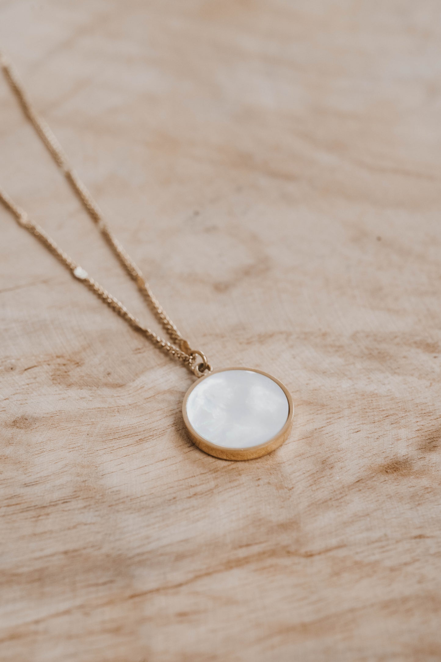 Naples | Collier en acier inoxydable et pierre naturelle | Nacre | Doré