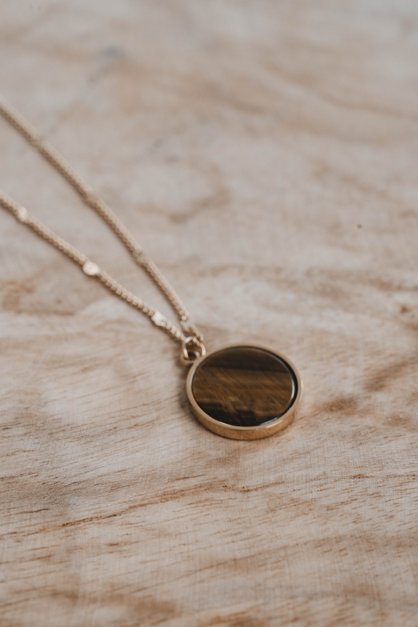 Naples | Collier en acier inoxydable et pierre naturelle | Œil de tigre | Doré