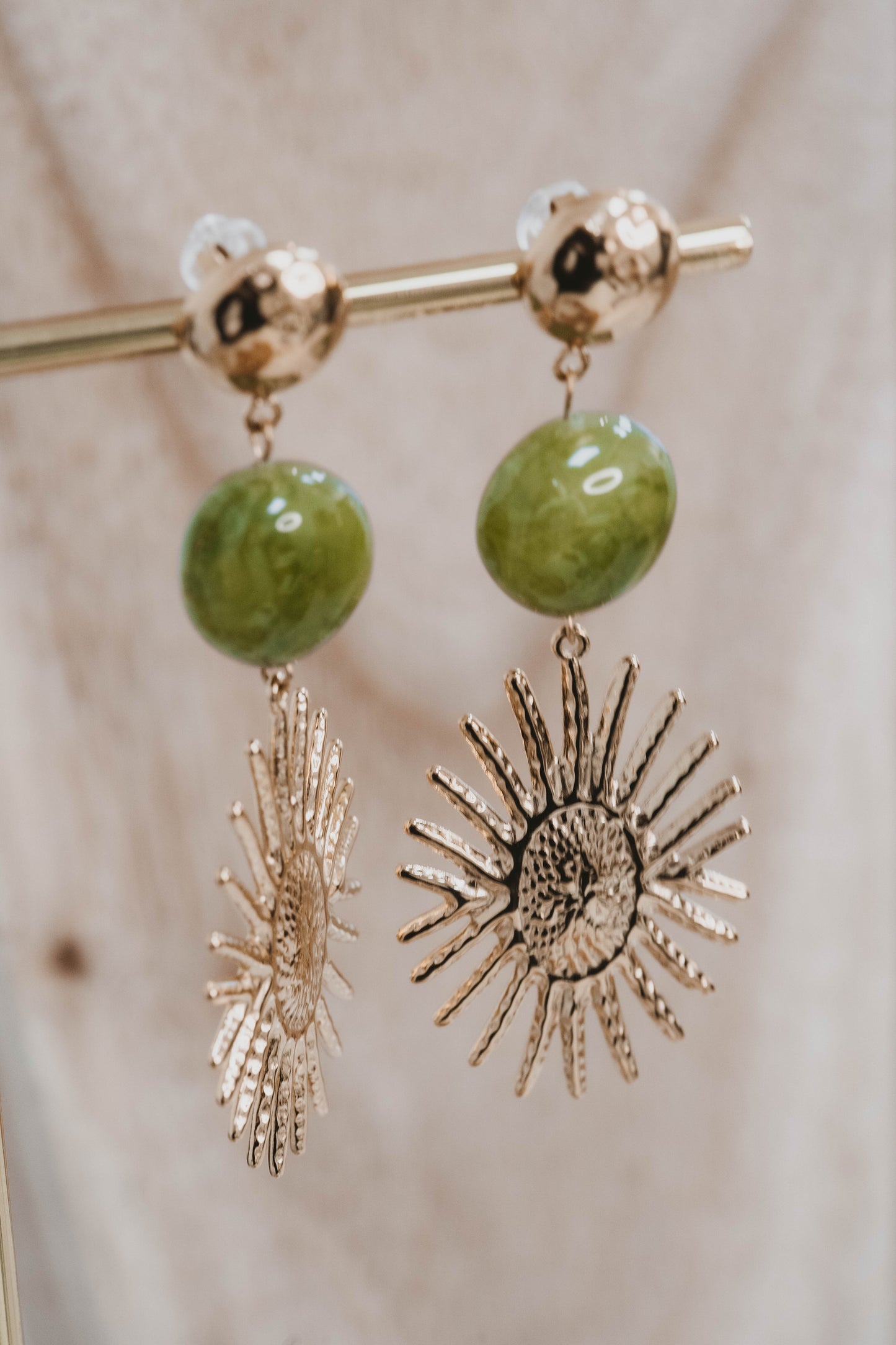 Valladolid | Boucles d'oreilles en acier inoxydable | Résine verte | Doré