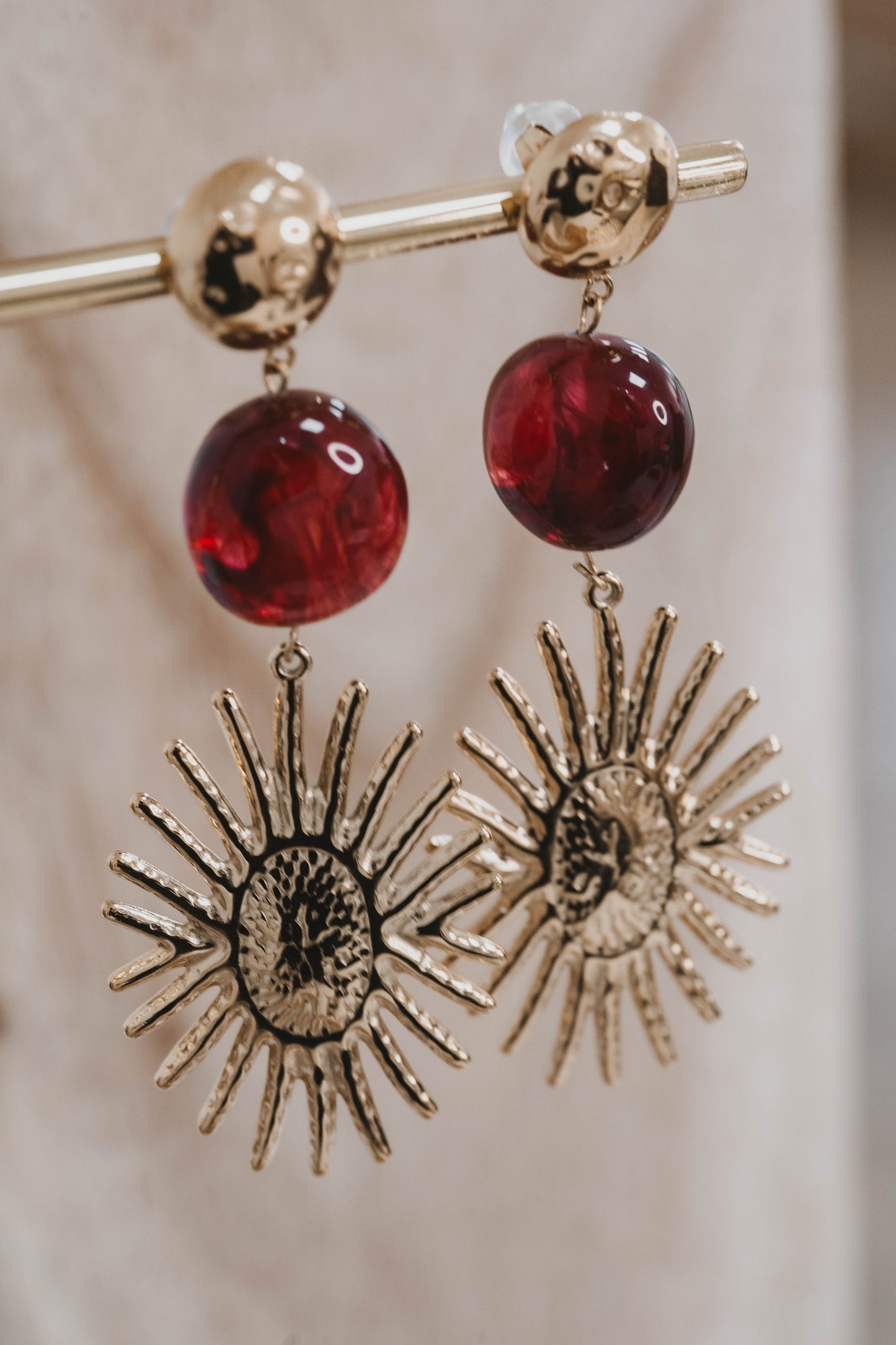 Valladolid | Boucles d'oreille en acier inoxydable | Résine bordeaux | Doré