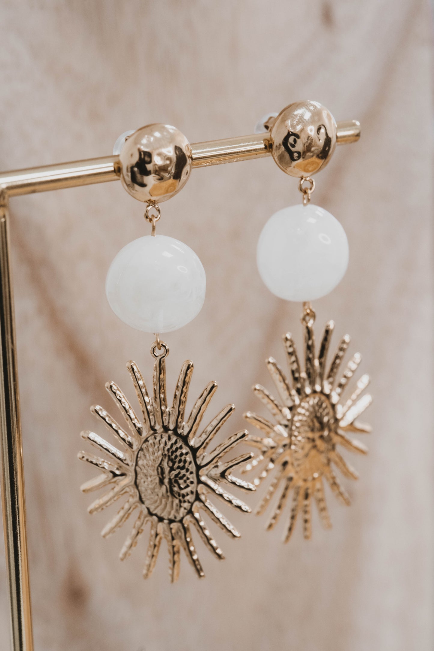 Valladolid | Boucles d'oreilles en acier inoxydable | Résine beige | Doré