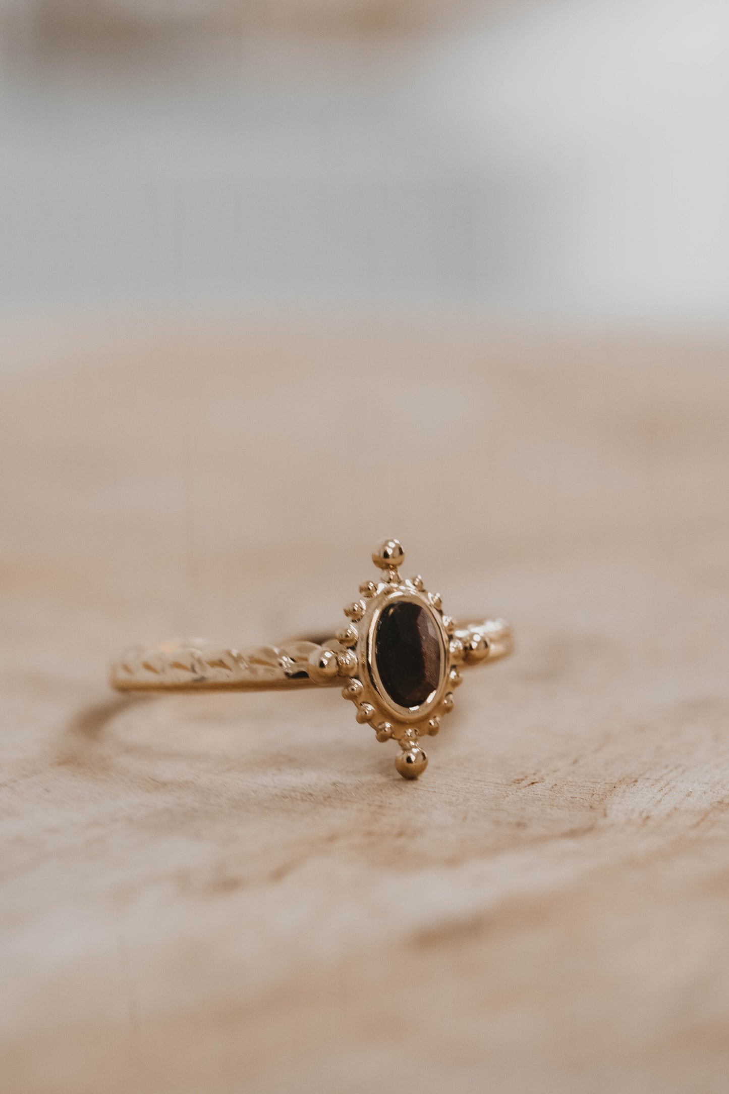 Bombay | Bague en acier inoxydable et pierre naturelle | Œil de Taureau | Doré