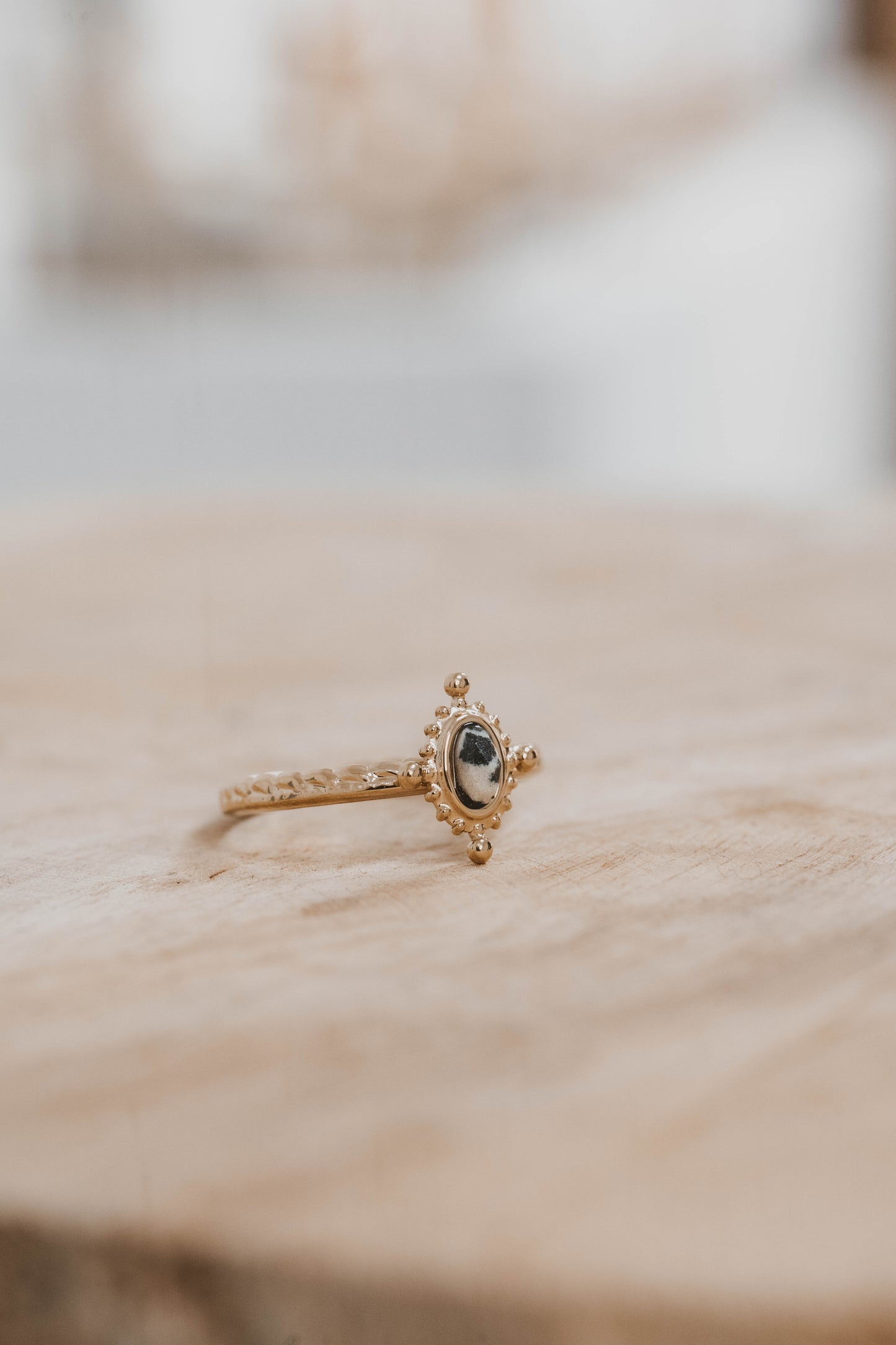 Bombay | Bague en acier inoxydable et pierre naturelle | Jaspe dalmatien | Doré