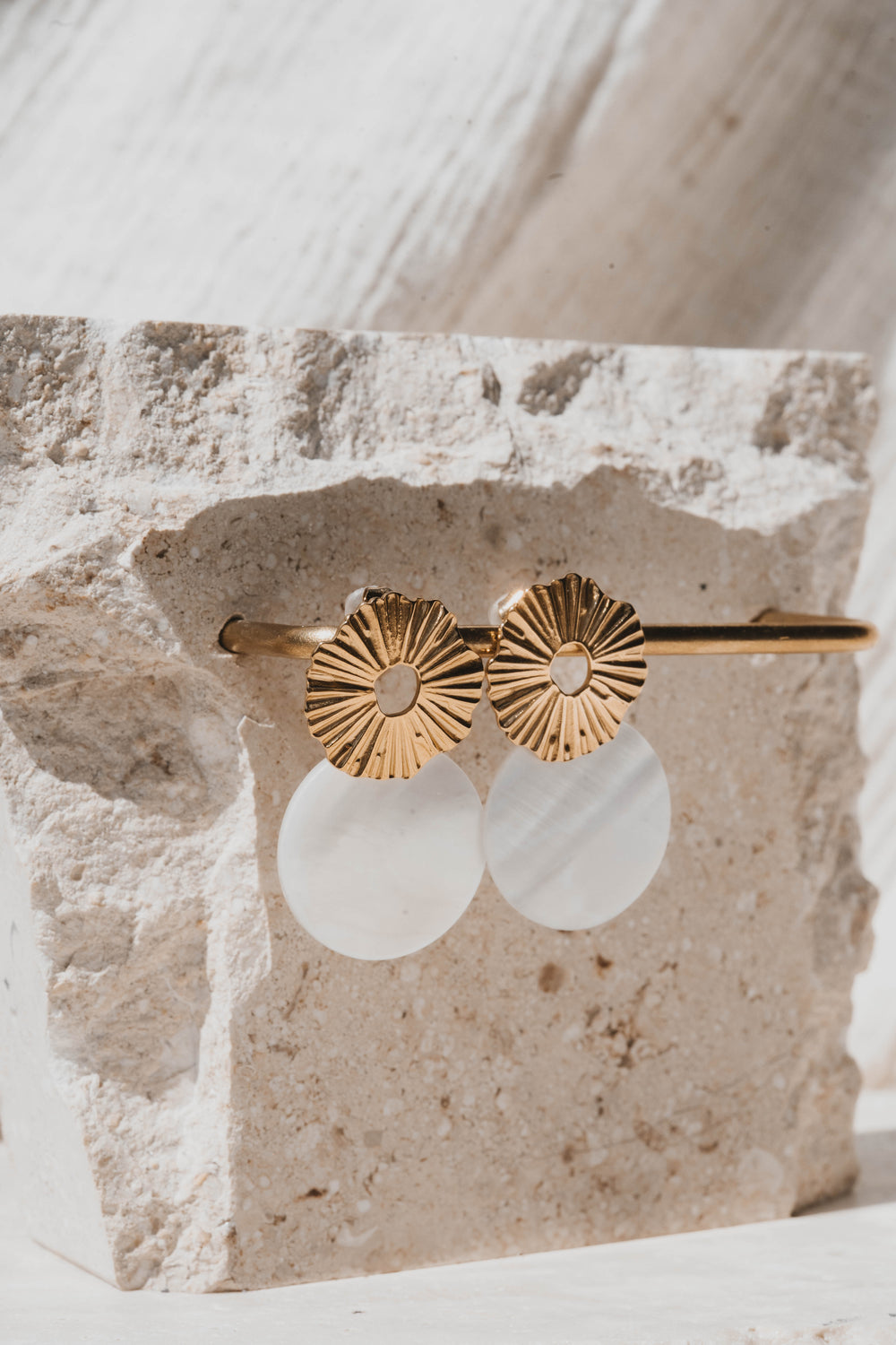Mirissa | Boucles d'oreilles en acier inoxydable et pierre naturelle | Nacre | Doré