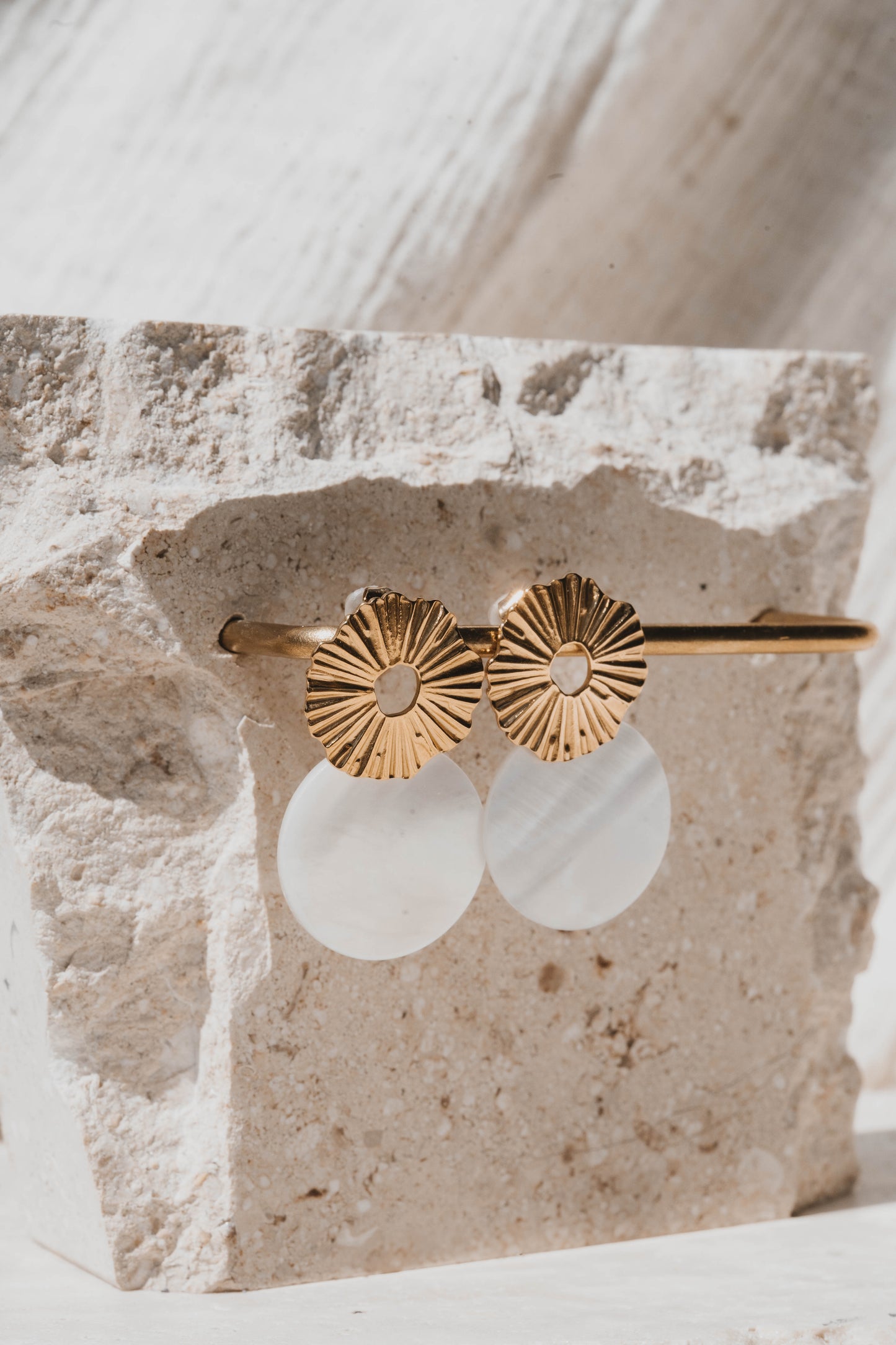 Mirissa | Boucles d'oreilles en acier inoxydable et pierre naturelle | Nacre | Doré