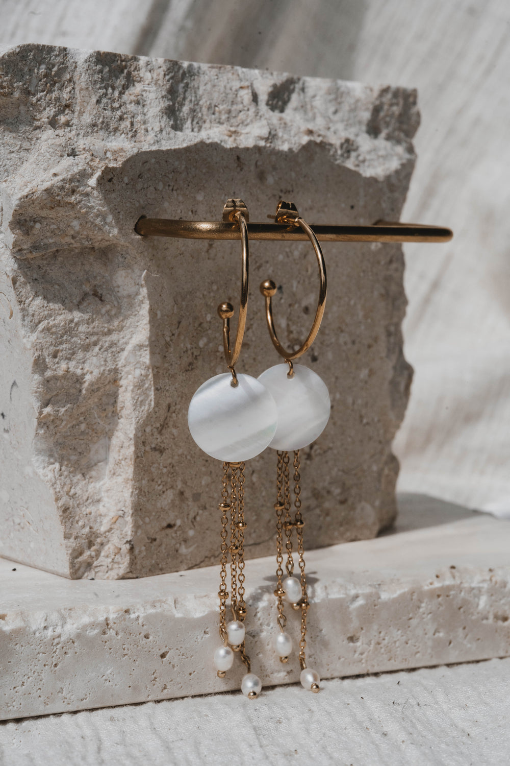Mykonos | Boucles d'oreilles / Créoles en acier inoxydable et pierres naturelles| Nacre | Doré