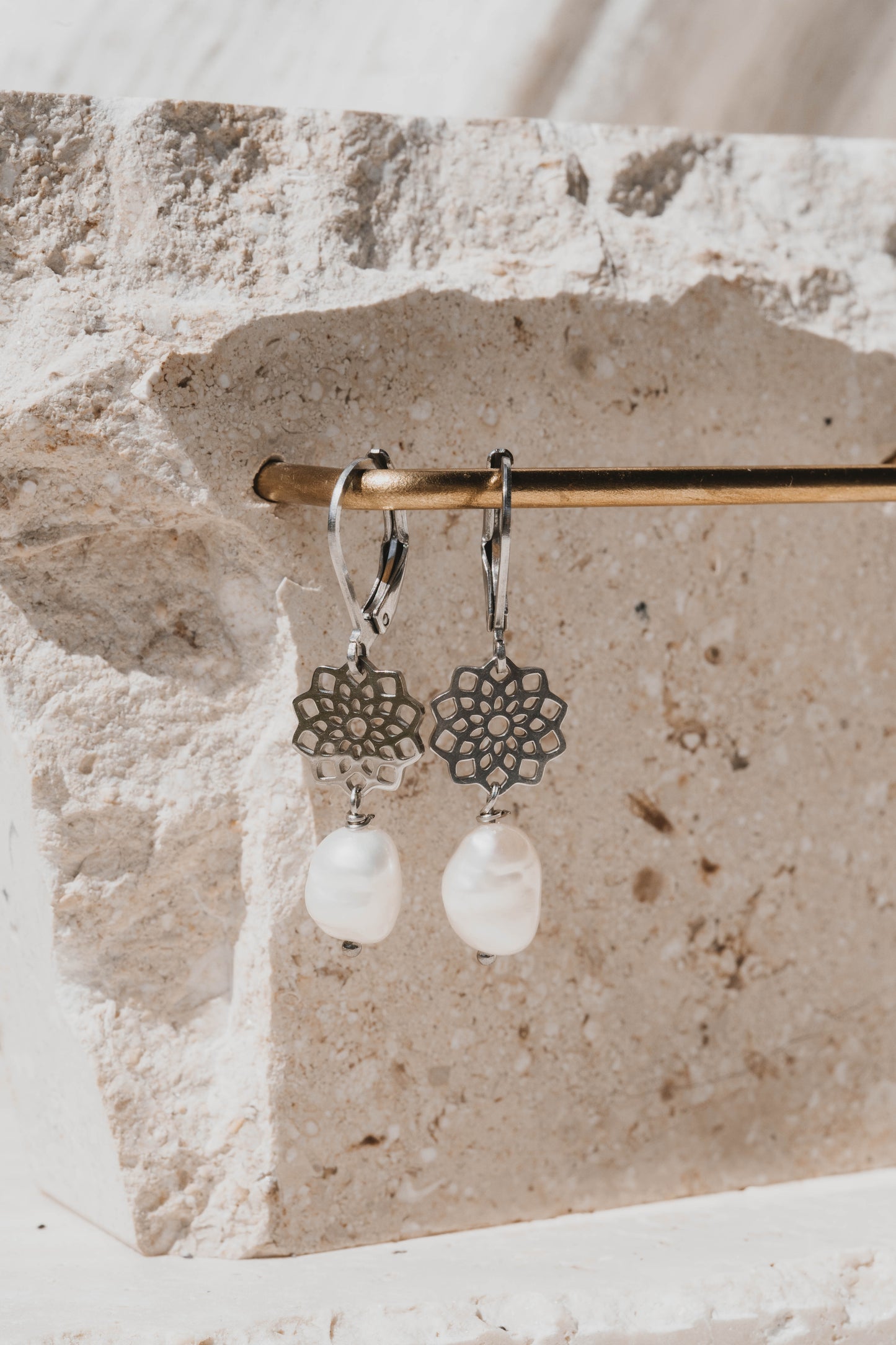 Cinq Terre | Boucles d'oreilles en acier inoxydable et pierres naturelles | Perles d'eau douce | Argenté
