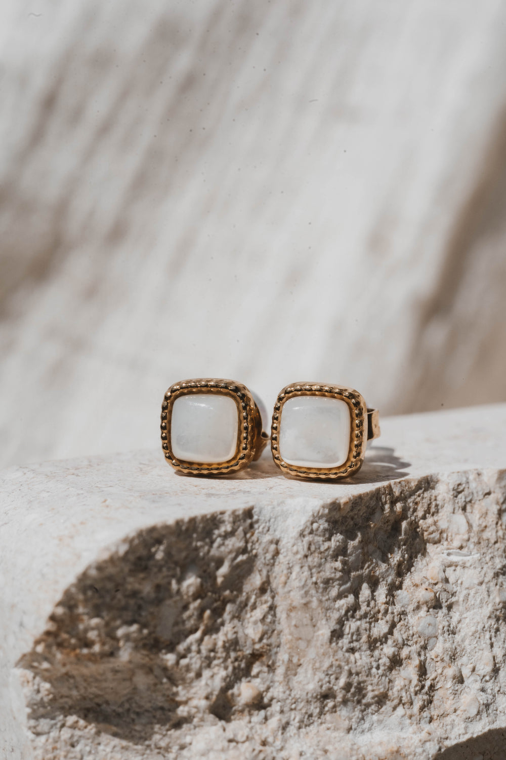Munich | Boucles d'oreilles / puces en acier inoxydable et pierres anturelles | Nacre | Doré