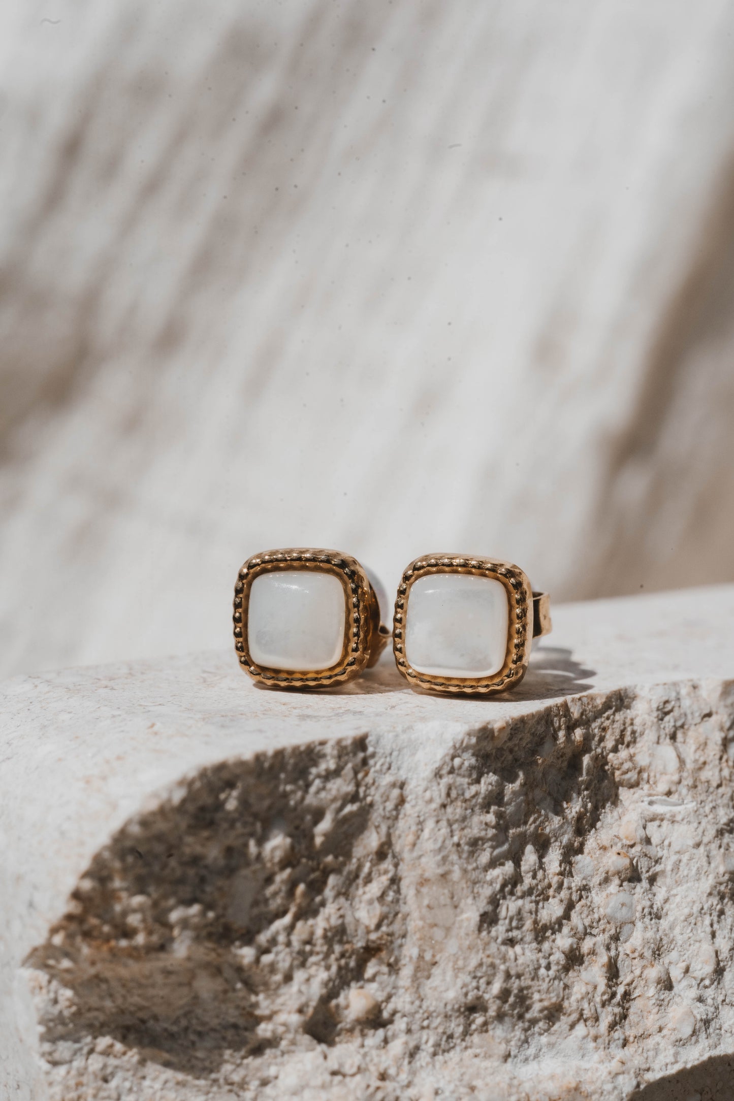 Munich | Boucles d'oreilles / puces en acier inoxydable et pierres anturelles | Nacre | Doré