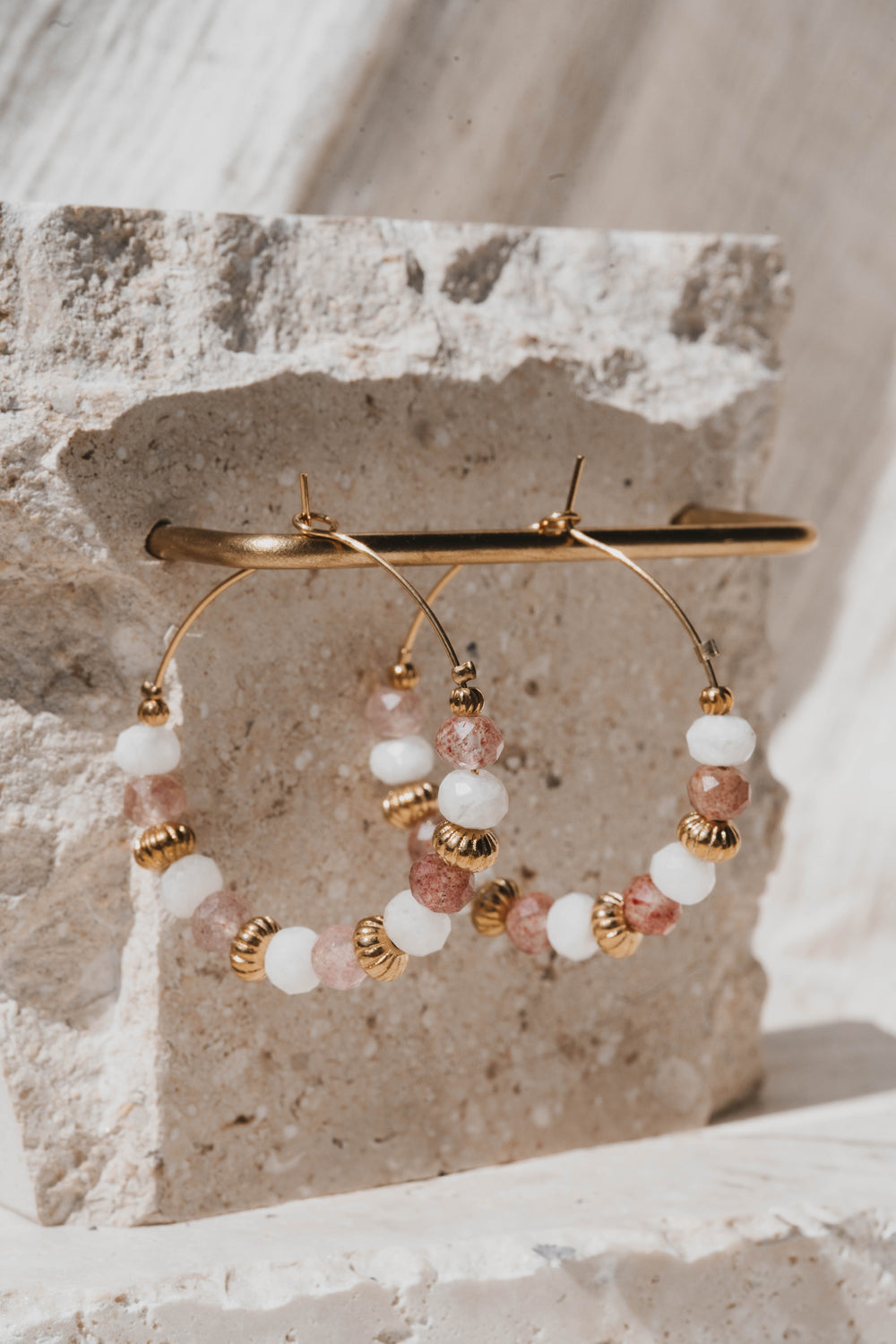 Pampelonne | Boucles d'oreilles / créoles en acier inoxydable et pierres naturelles | Doré