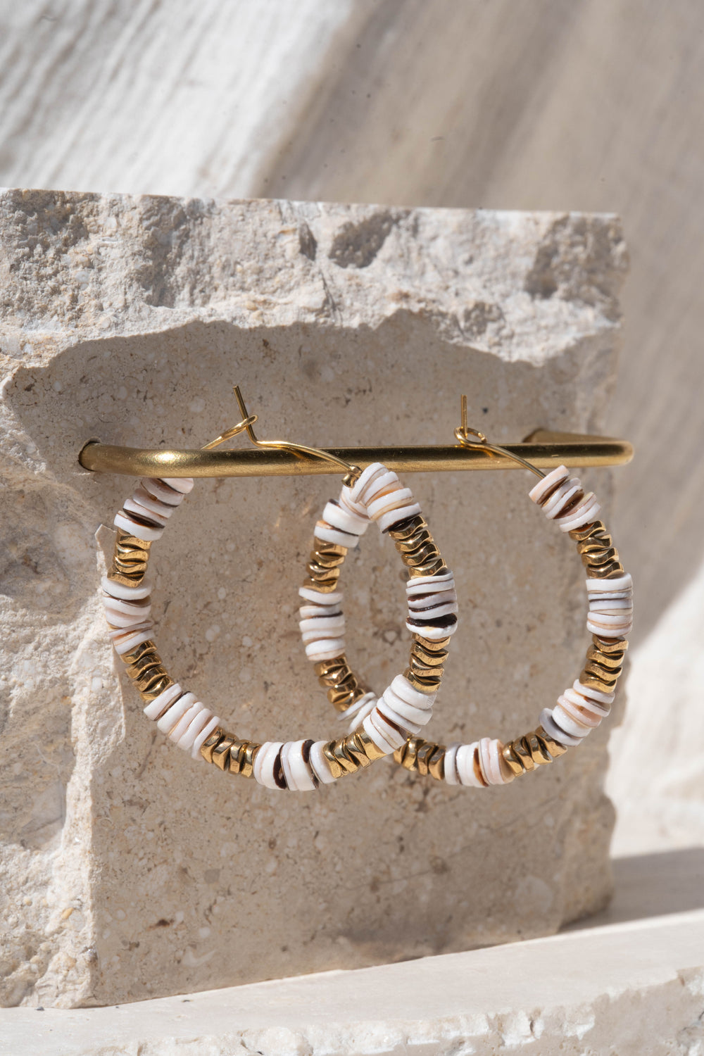 Tossa de Mar | Boucles d'oreilles / créoles en acier inoxydable et pierres naturelles | Coquillage et hématite | Doré