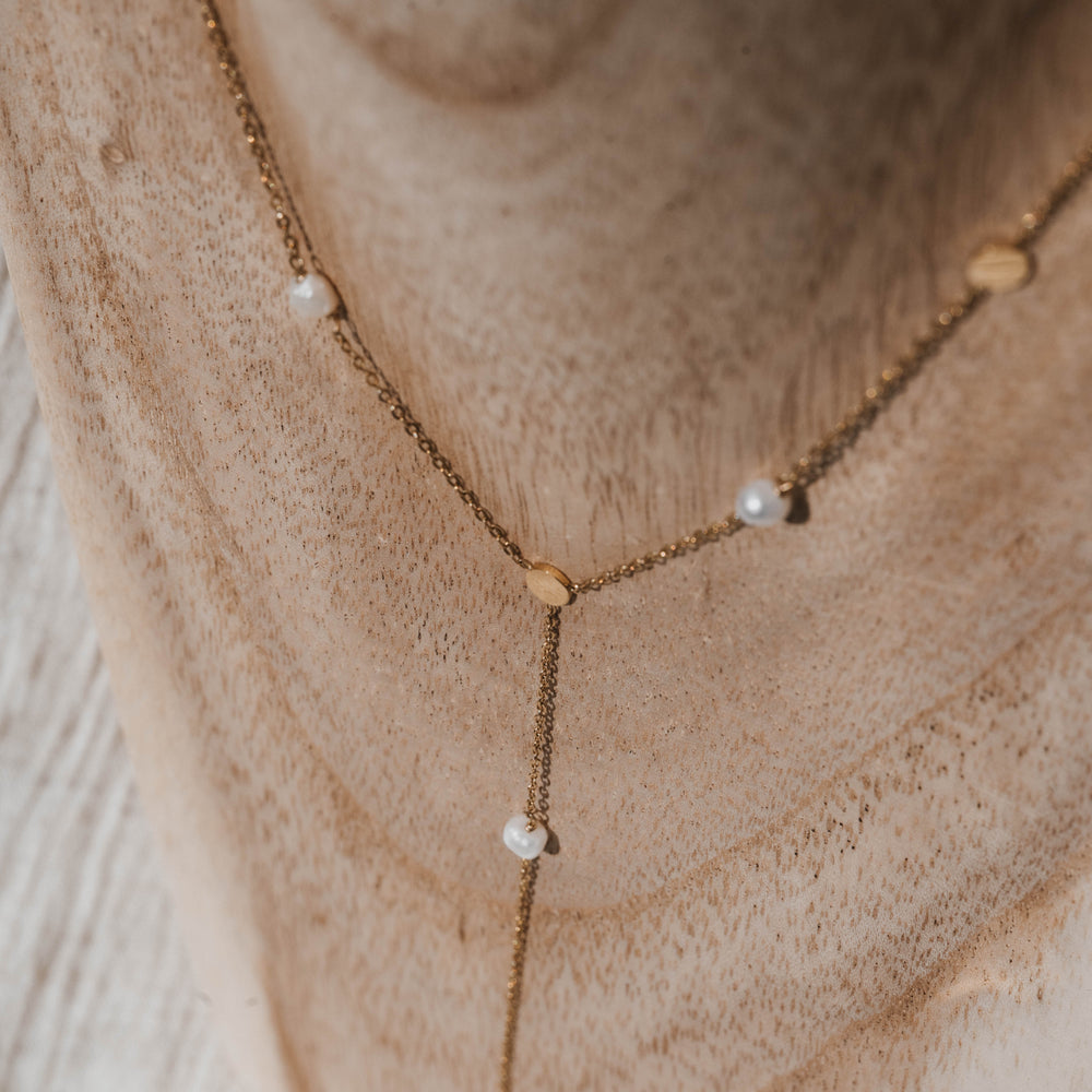 
                      
                        San Juan | Collier Y en acier inoxydable et pierres naturelles | Perles d'eau douce | Doré
                      
                    