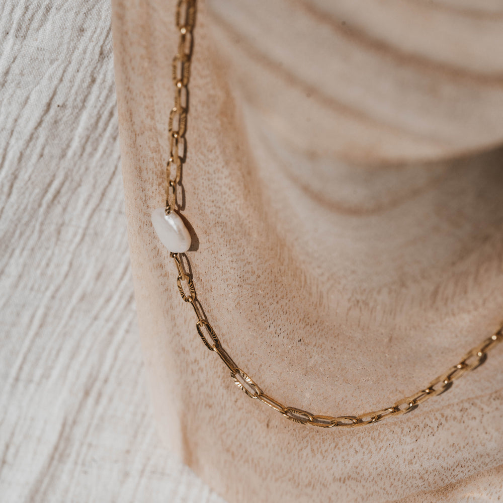 
                      
                        Pompei | Collier en acier inoxydable et pierre naturelle | Perle d'eau douce | Doré
                      
                    