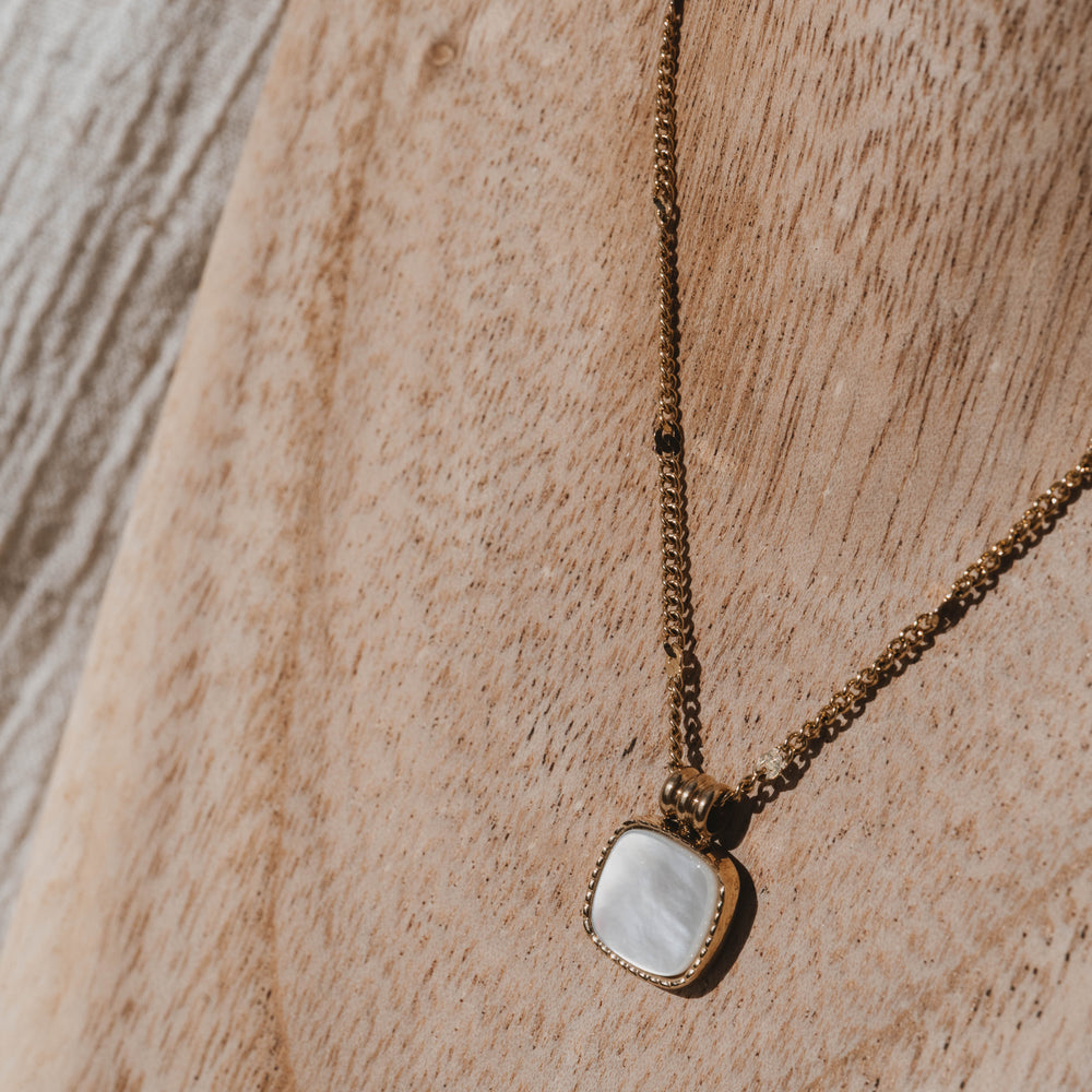 
                      
                        Izmir | Collier en acier inoxydable et pierre naturelle | Nacre | Doré
                      
                    