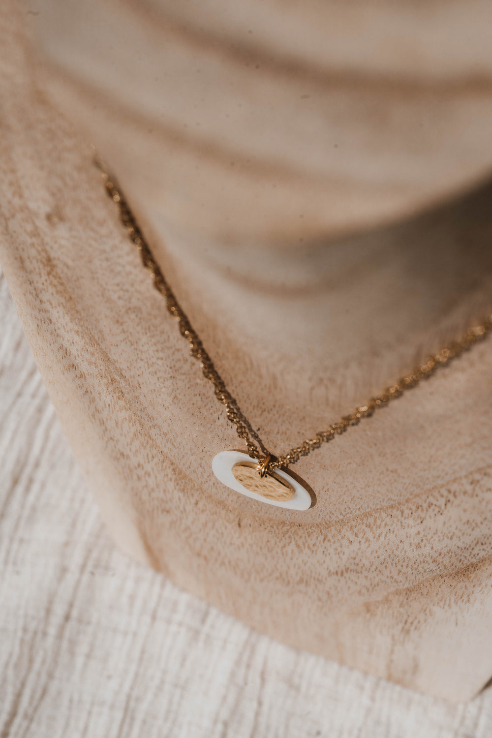 Les Sables | Collier en acier inoxydable et pierre naturelle | Nacre | Doré