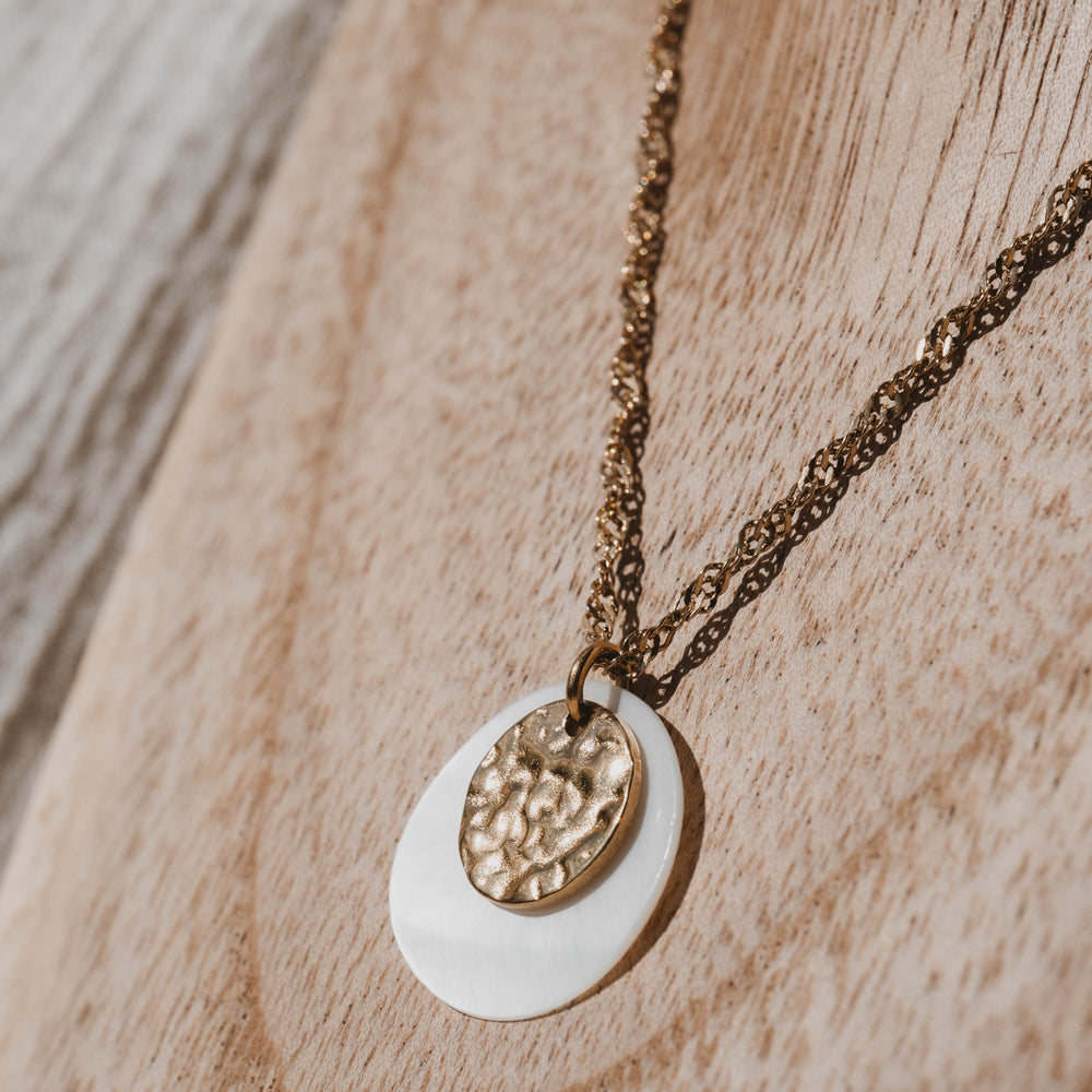 
                      
                        Les Sables | Collier en acier inoxydable et pierre naturelle | Nacre | Doré
                      
                    
