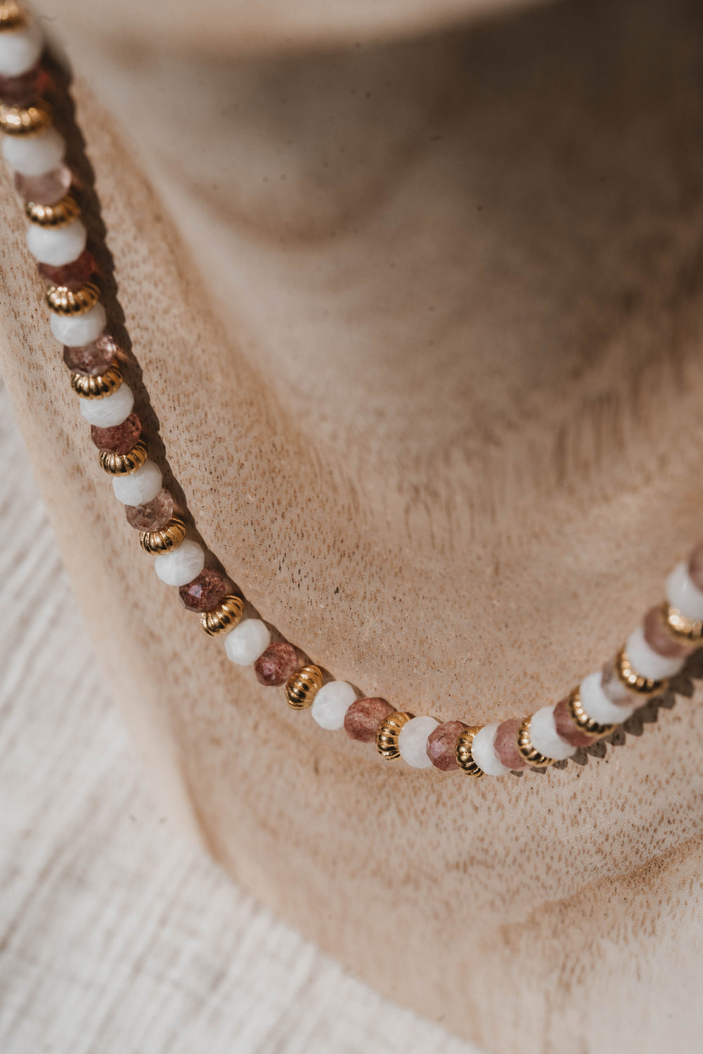 Pampelonne | Collier en acier inoxydable et pierres naturelles | Pierre de lune et quartz fraise | Doré