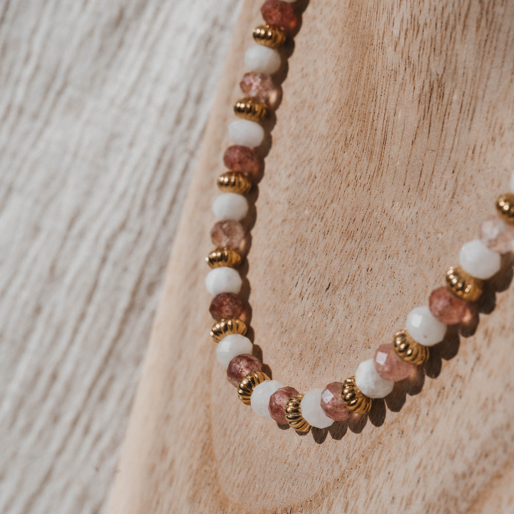 
                      
                        Pampelonne | Collier en acier inoxydable et pierres naturelles | Pierre de lune et quartz fraise | Doré
                      
                    