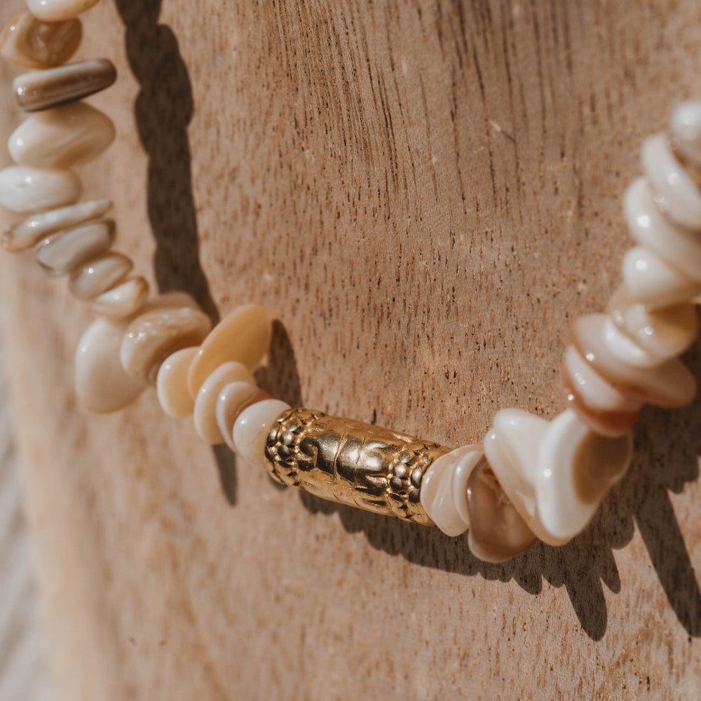 
                      
                        Tacoma | Collier en acier inoxydable et pierres naturelles | Coquillage | Doré
                      
                    