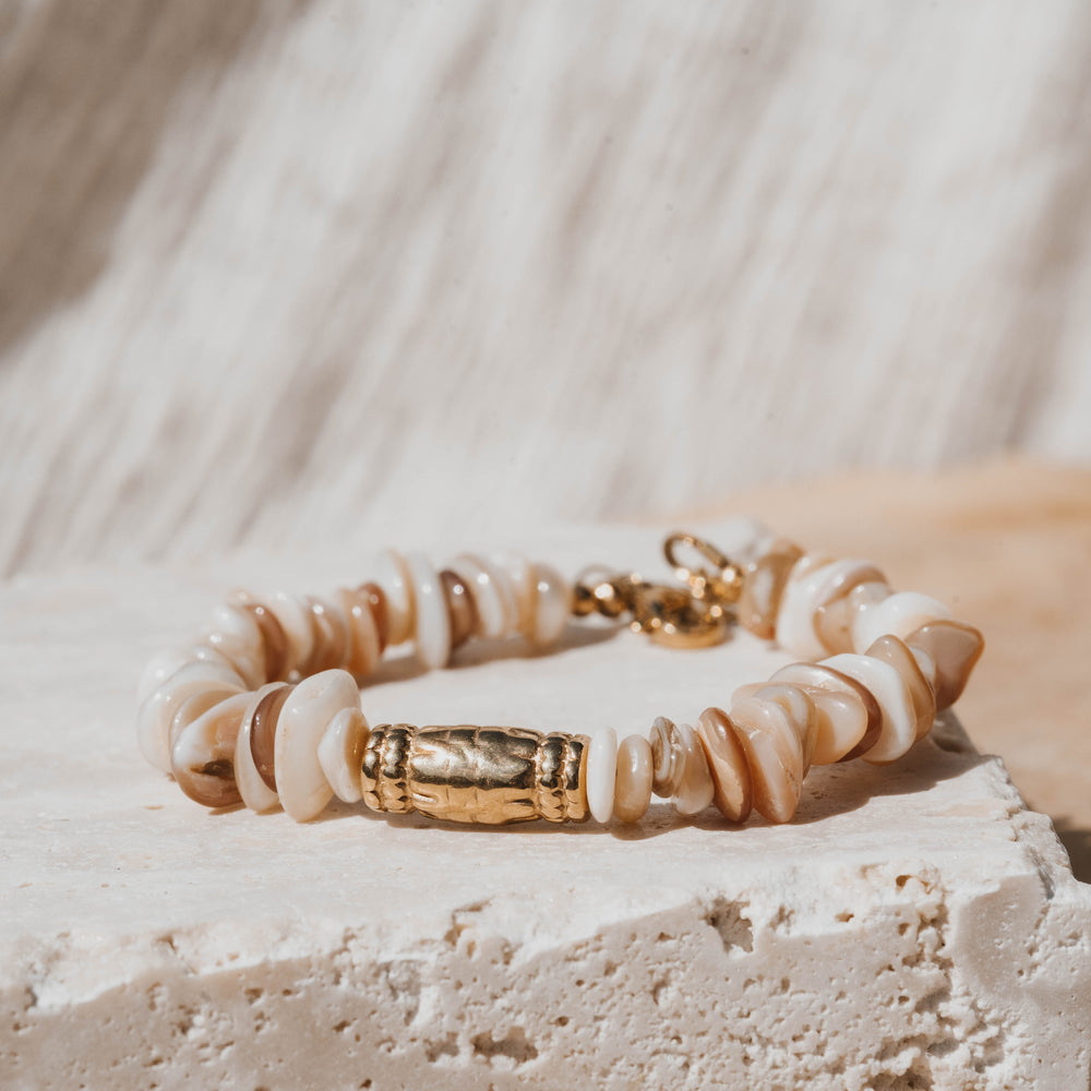 
                      
                        Tacoma | Bracelet en acier inoxydable et pierres naturelles | Coquillage | Doré
                      
                    