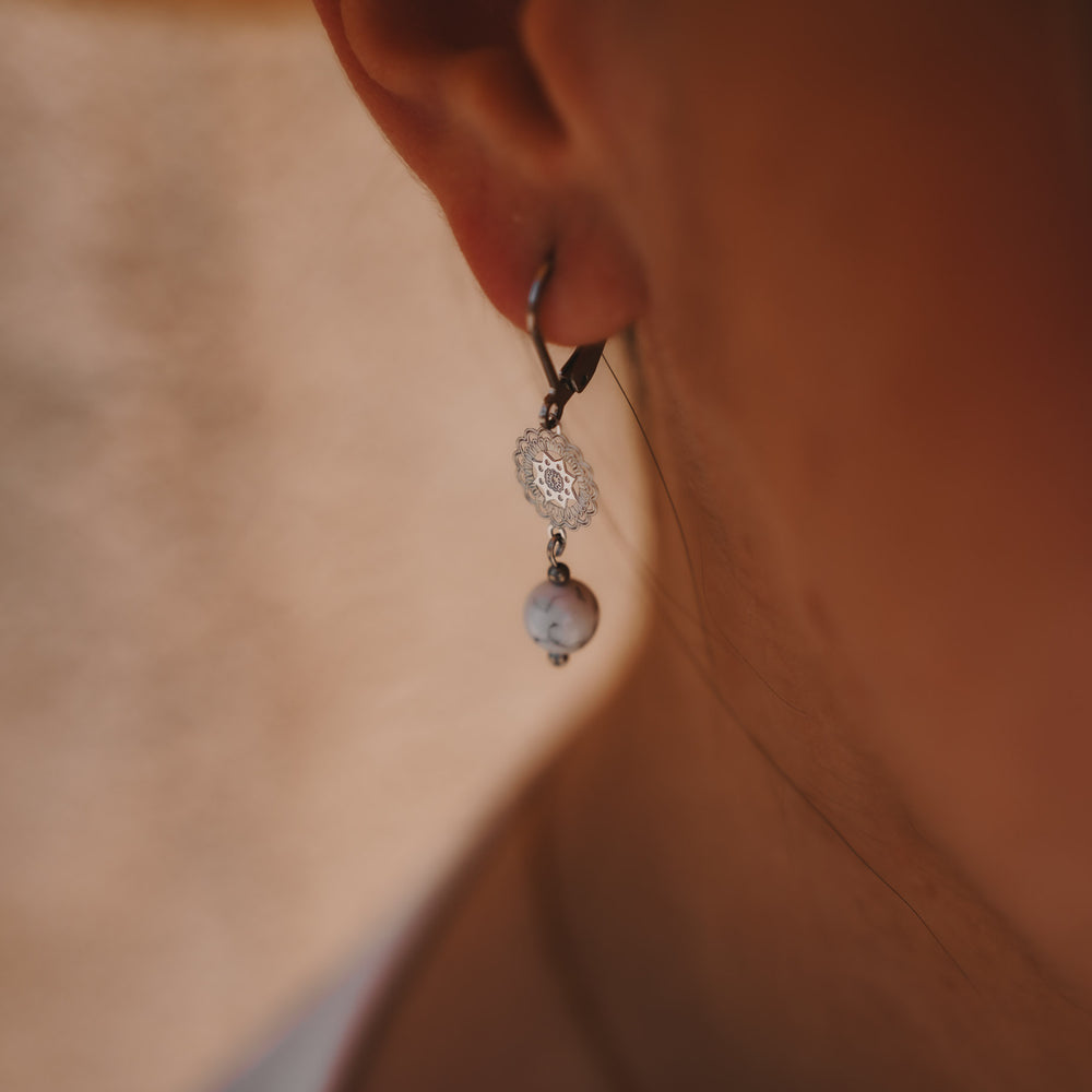 Boucles d'oreilles / Créoles acier inoxydable et pierres naturelles Howlite - Rocamadour - Argenté