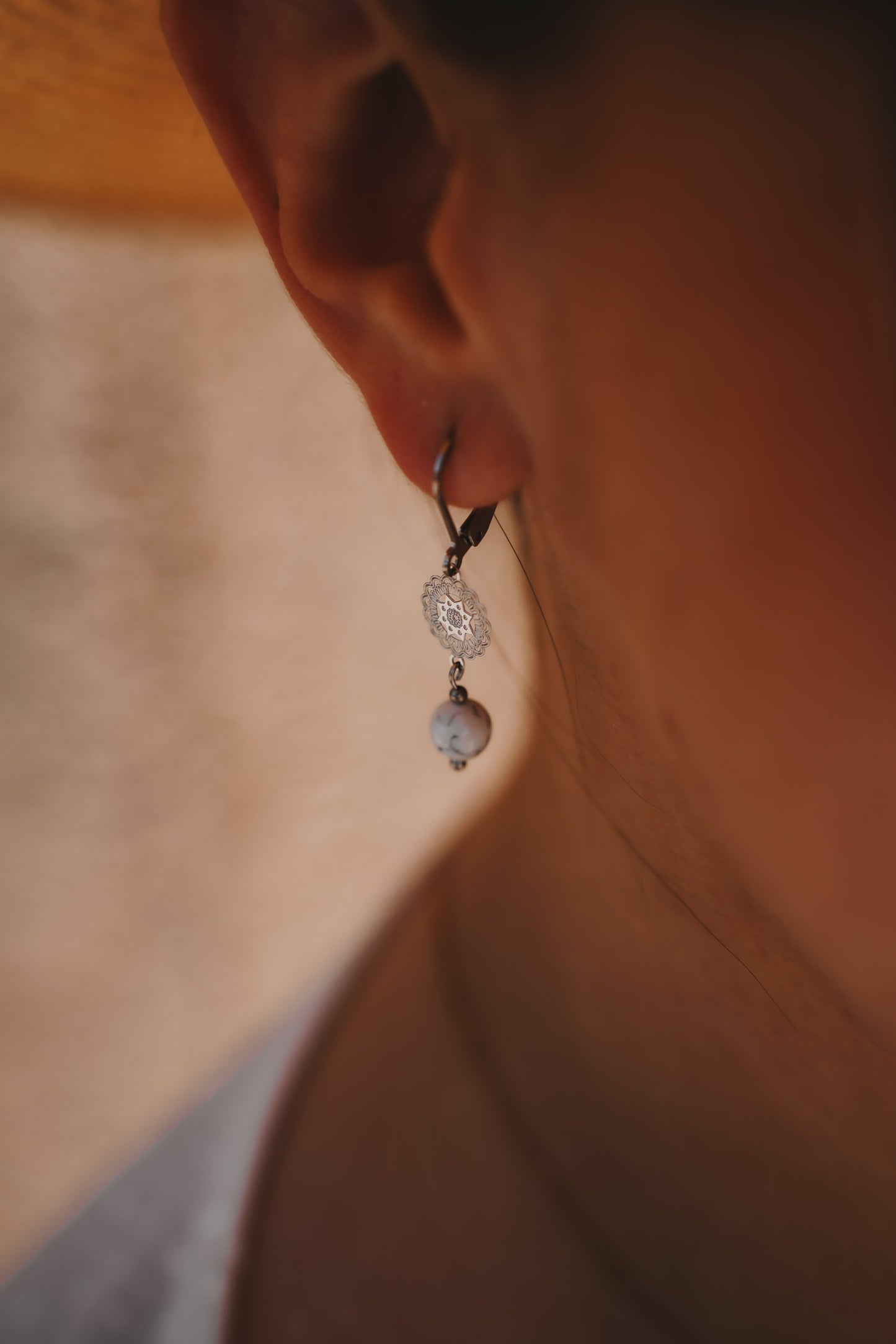 Boucles d'oreilles / Créoles acier inoxydable et pierres naturelles Howlite - Rocamadour - Argenté