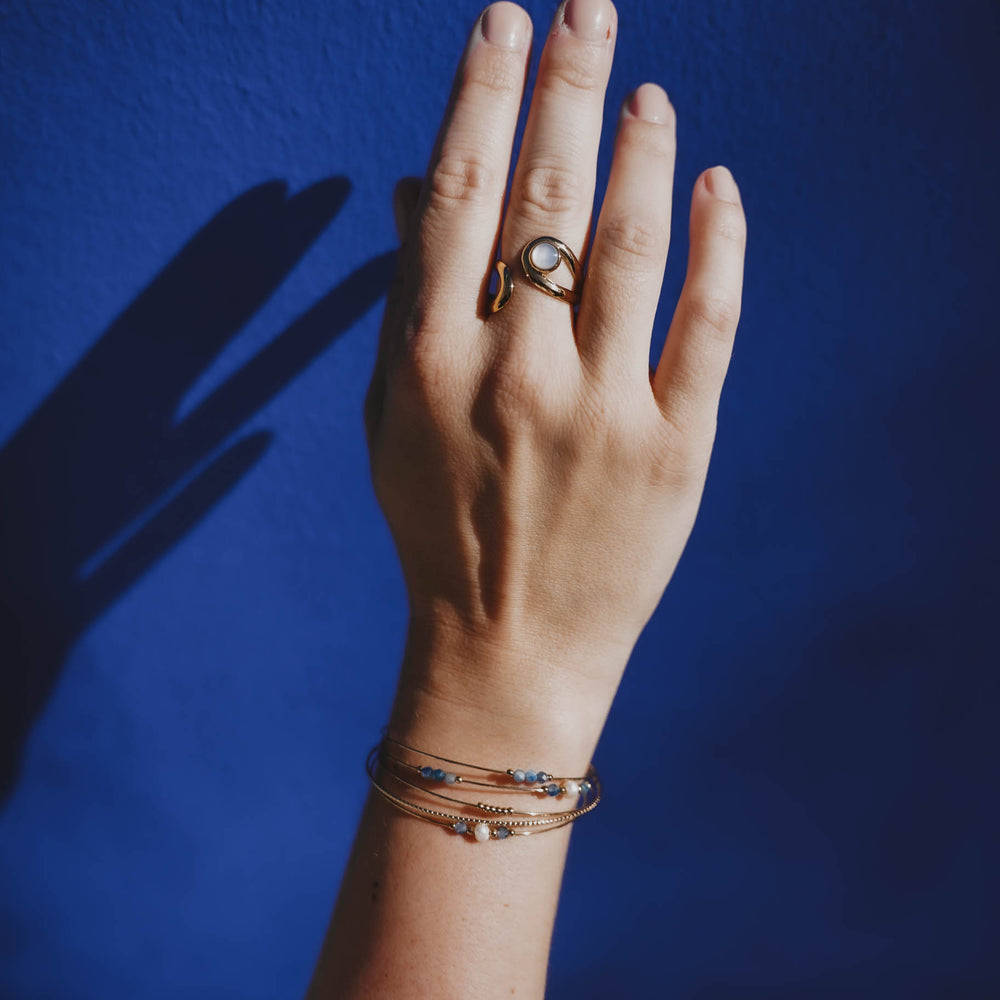 
                      
                        Bracelet / Jonc acier inoxydable et pierres naturelles Sodalite et nacre - Neptune
                      
                    