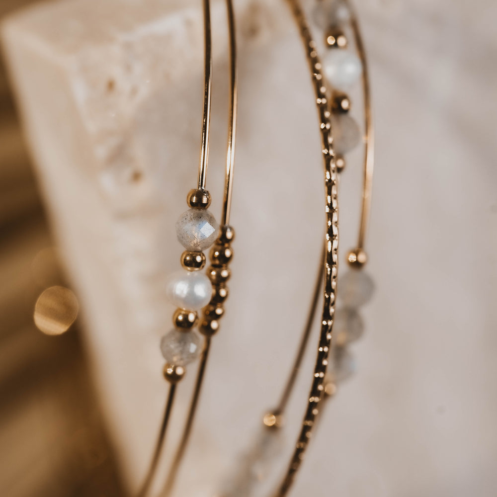 
                      
                        Aléria | Bracelet / Jonc en acier inoxydable et pierres naturelles | Labradorite | Doré
                      
                    