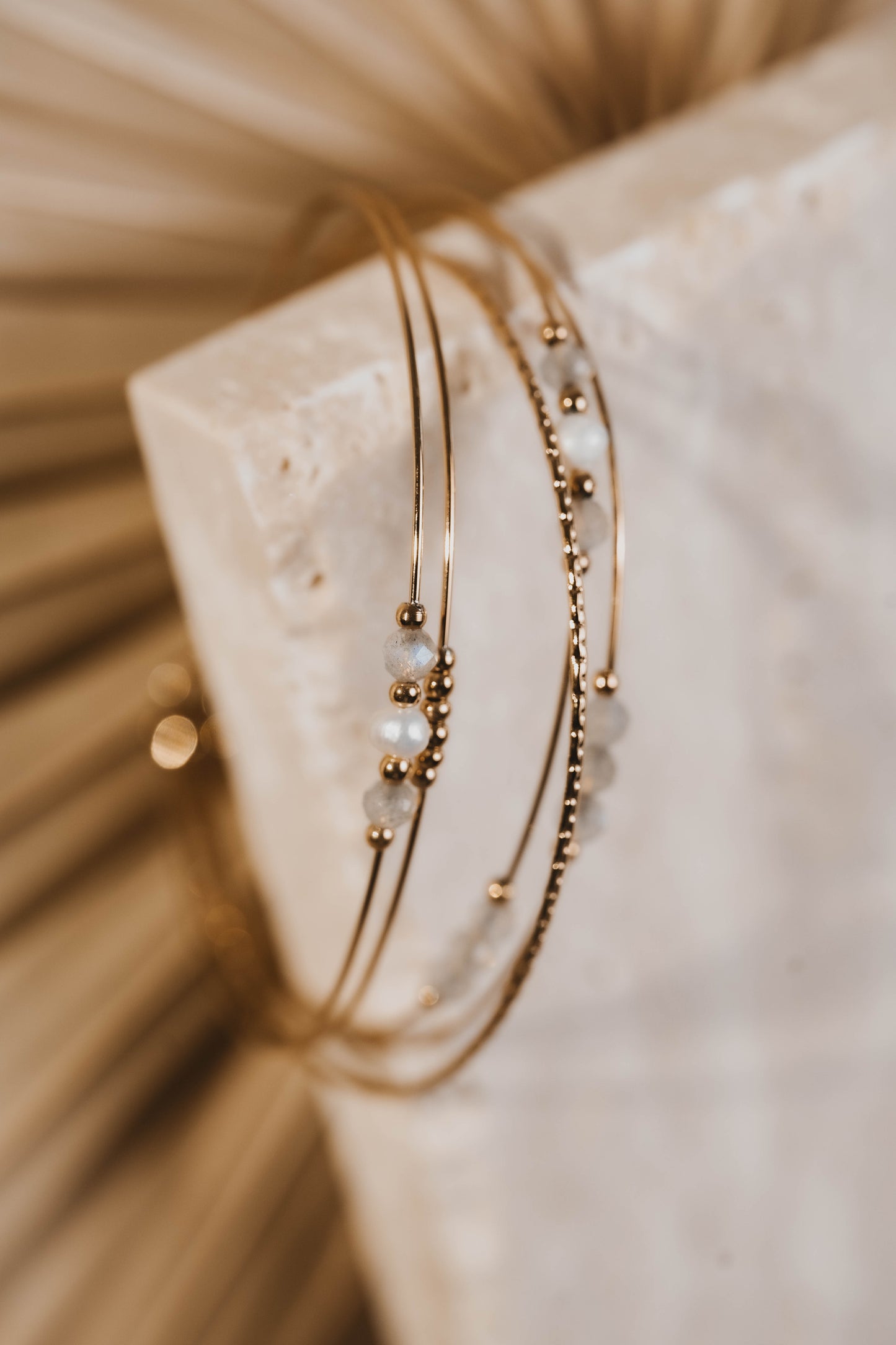 Aléria | Bracelet / Jonc en acier inoxydable et pierres naturelles | Labradorite | Doré
